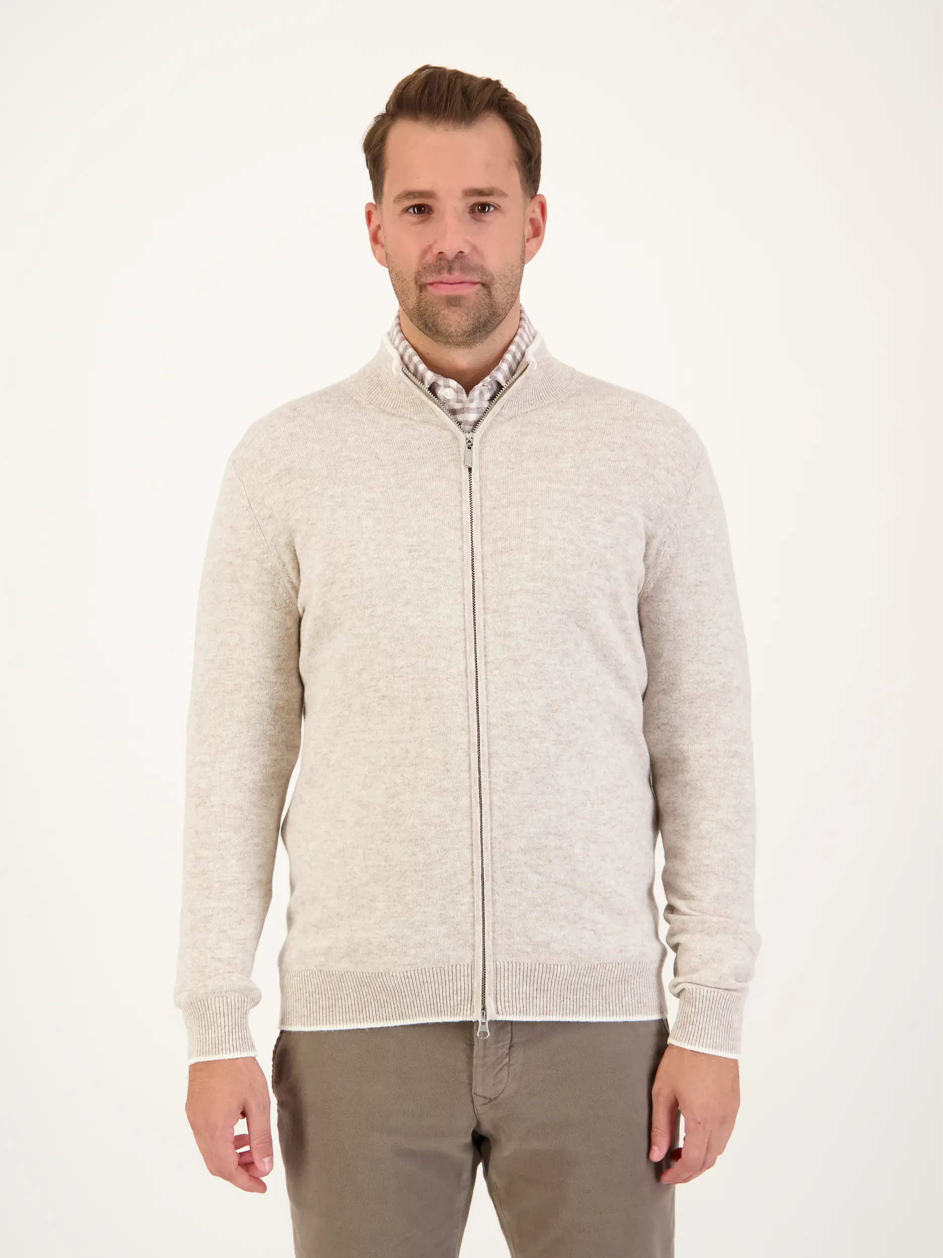 Strickjacke 'Cefalu' aus Merinowoll-Mix - Artikel Vorderseite getragen von einem Modell - Farbe: Braun