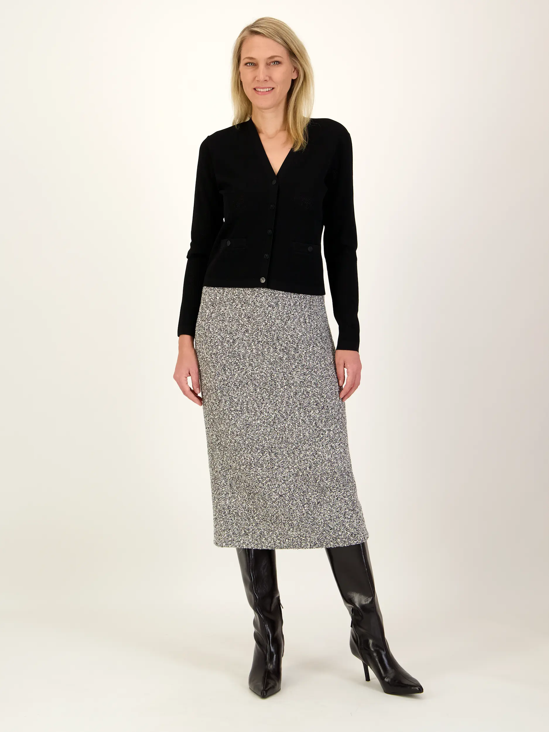 Midirock 'Tweed Skirt' aus Tweed - Artikel Teil eines Outfits getragen von einem Modell