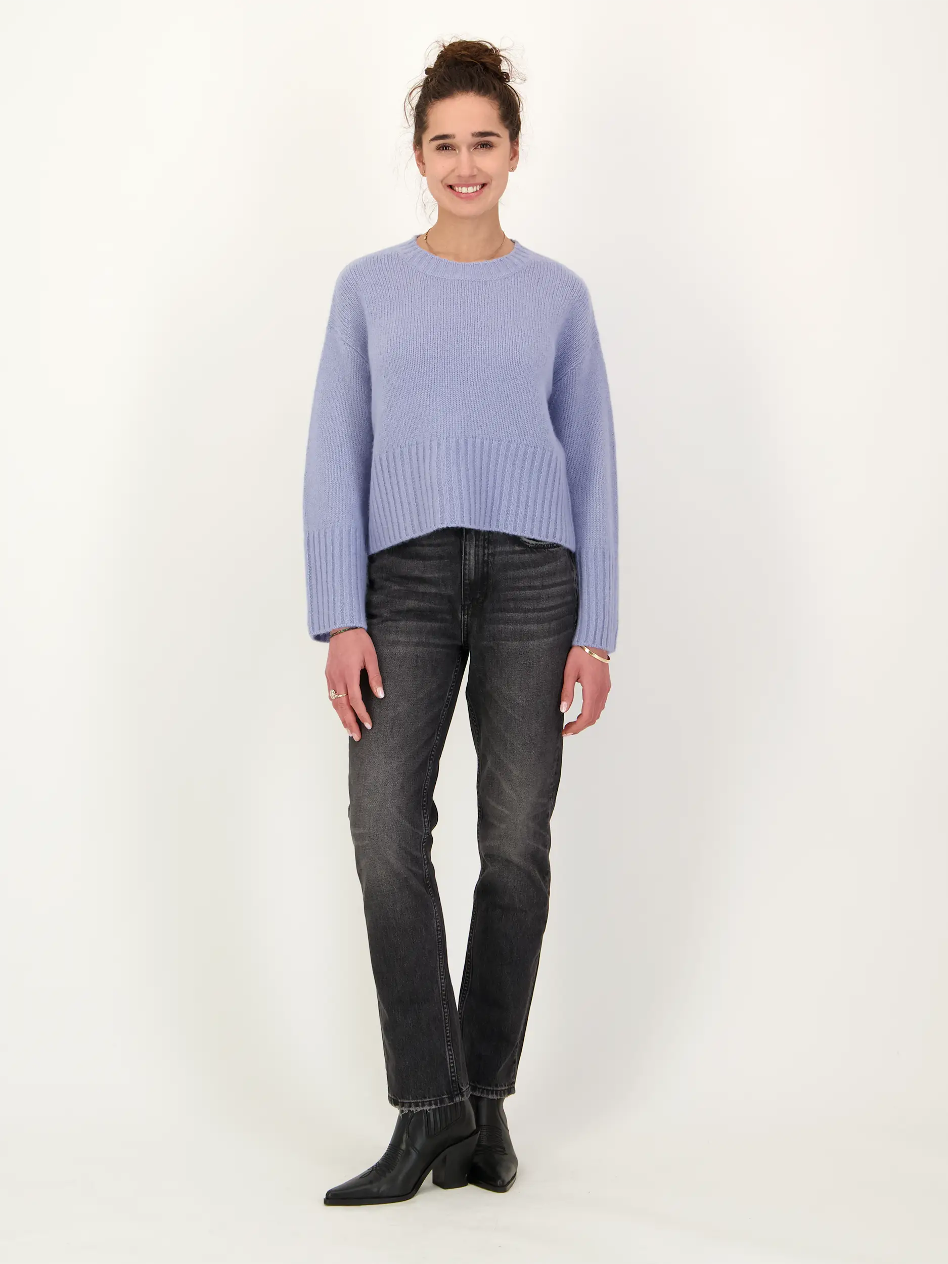 Pullover 'Hagi' aus Kaschmir Seide Mix - Artikel Teil eines Outfits getragen von einem Modell - Farbe: Blau