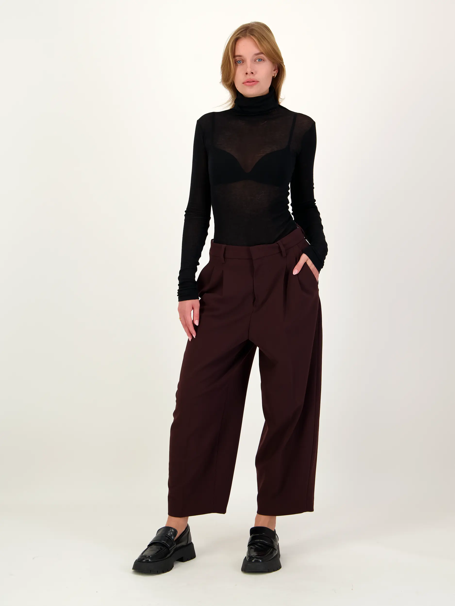 Unisex Hose 'Noa Crop' - Artikel Vorderseite getragen von einem Modell