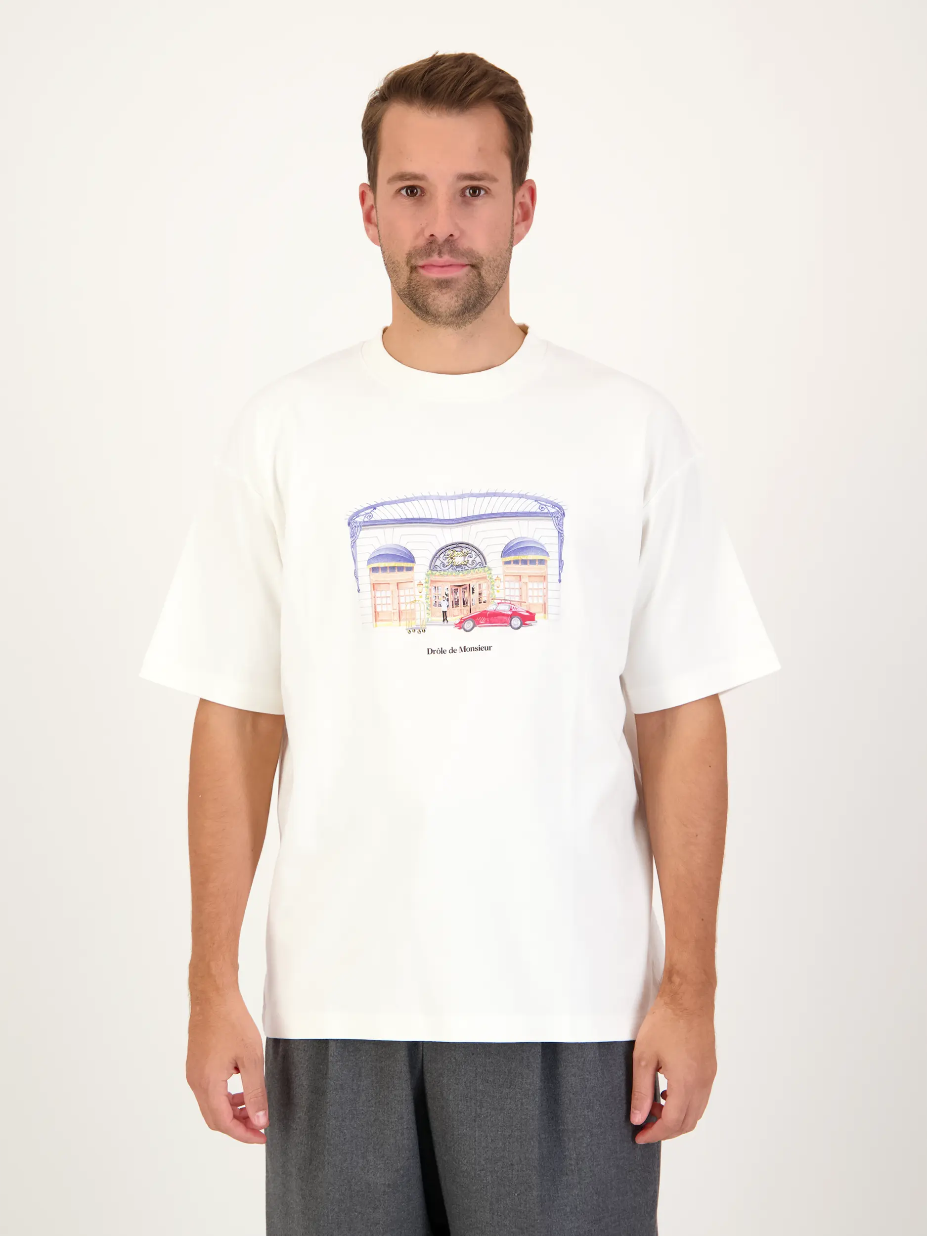 T-Shirt 'Drôle Palace' - Artikel Vorderseite getragen von einem Modell - Farbe: Beige