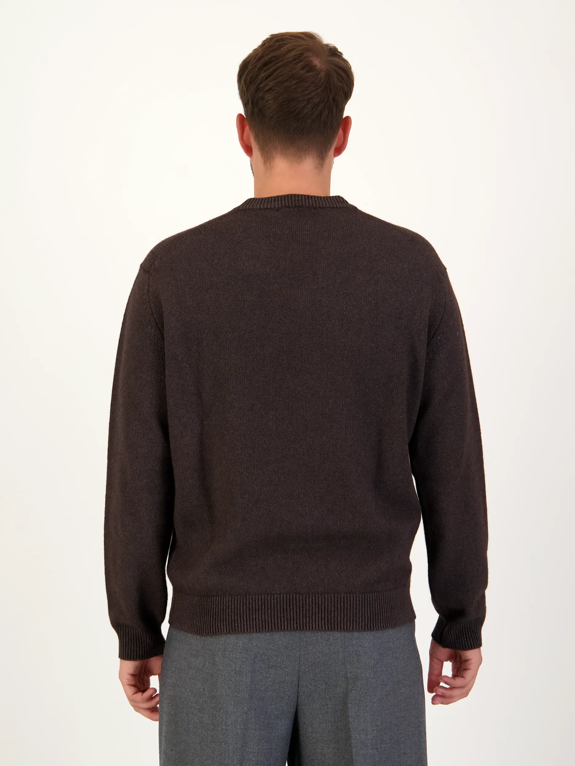 Pullover aus Kaschmir langarm - Artikel Rückseite getragen von einem Modell - Farbe: Braun