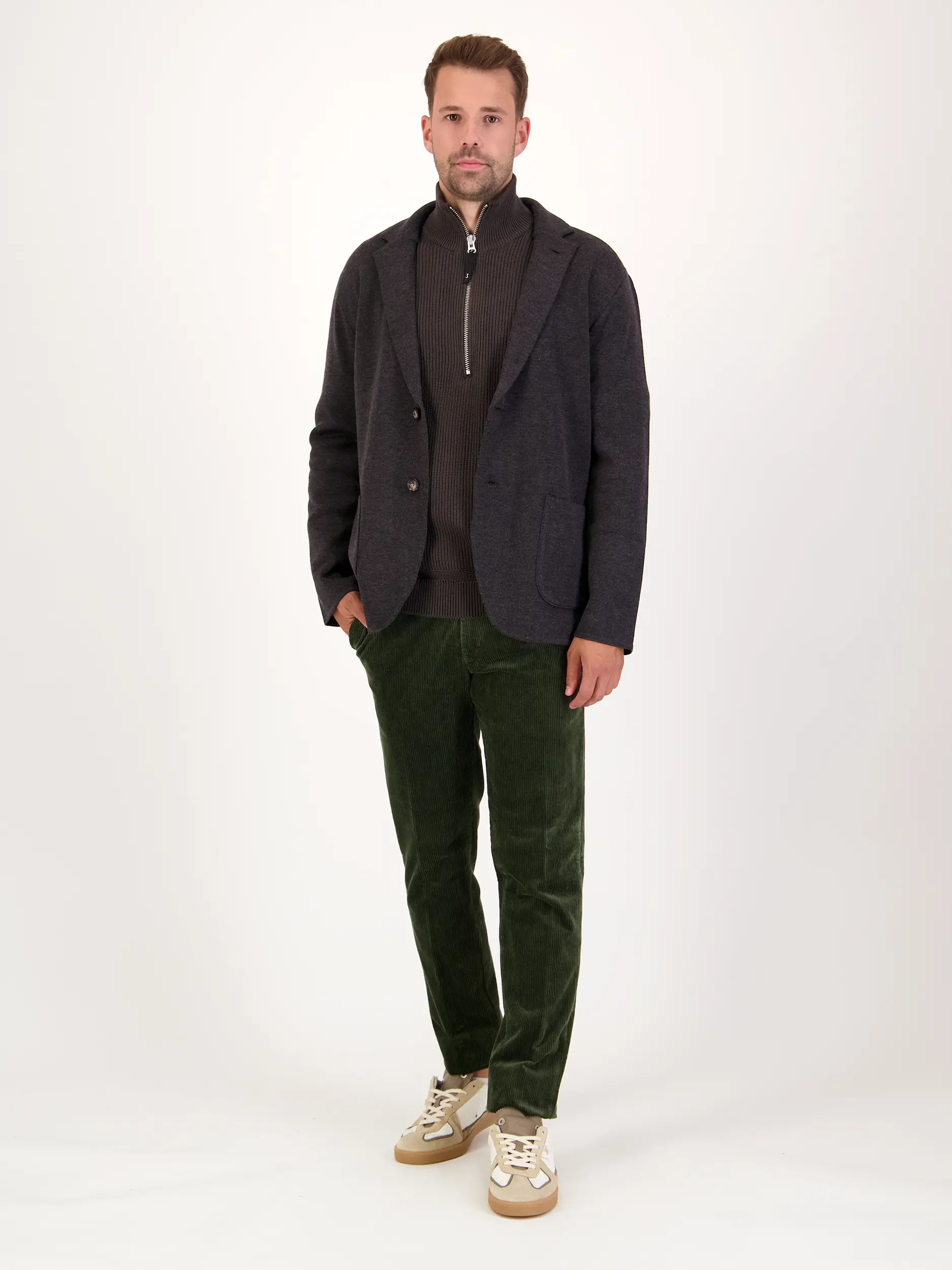 Cordhose 'Lupus' - Artikel Teil eines Outfits getragen von einem Modell - Farbe: Grün