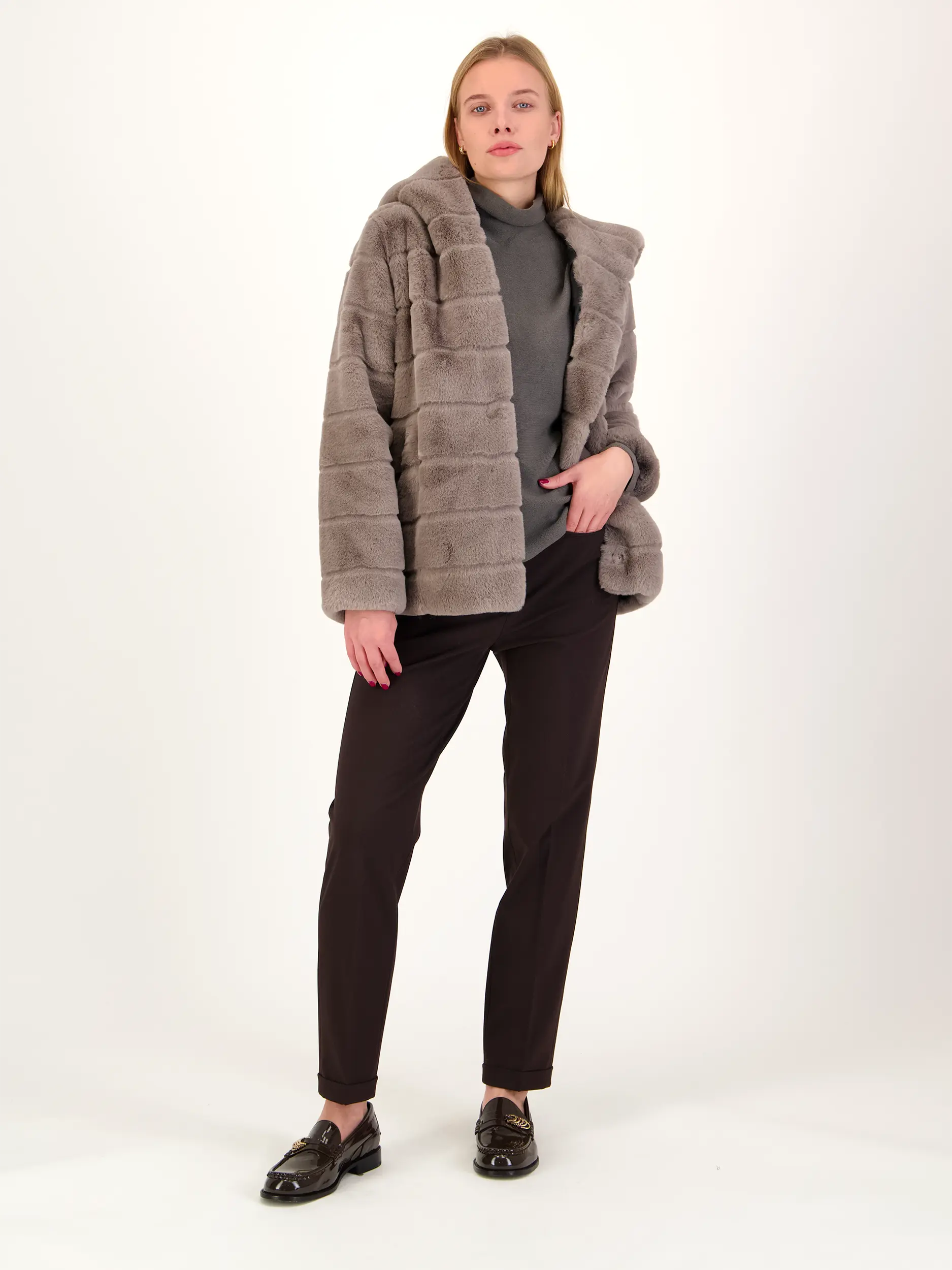Hose 'Kathreen' - Artikel Teil eines Outfits getragen von einem Modell - Farbe: Braun