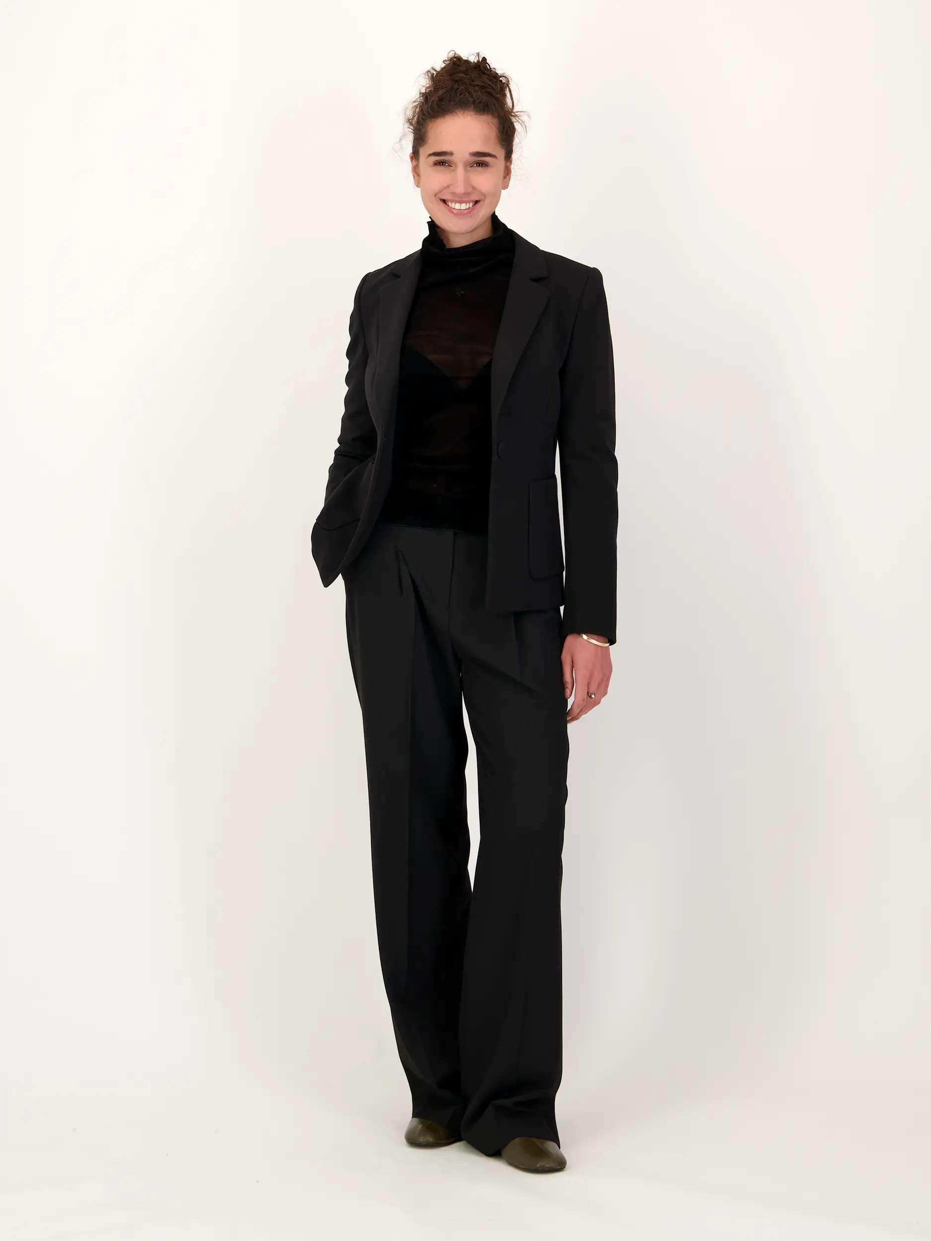 Langarmshirt aus Samt - Artikel Teil eines Outfits getragen von einem Modell - Farbe: Schwarz