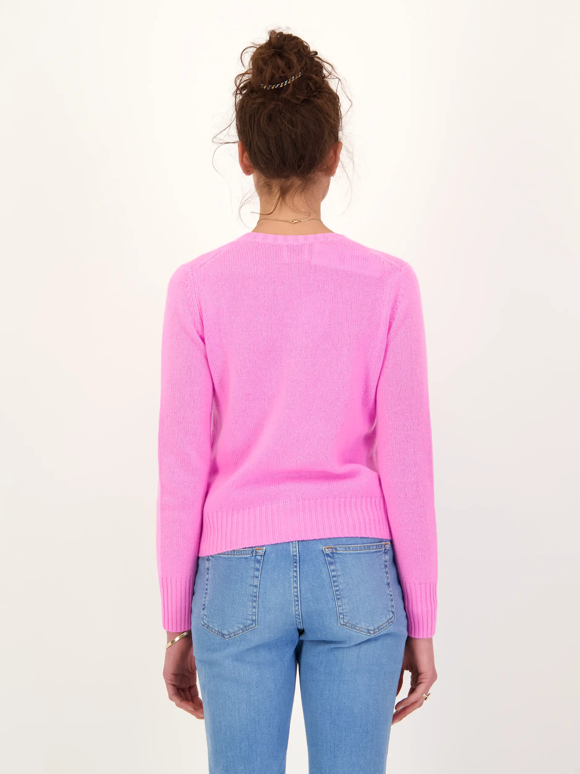 Strickjacke aus Kaschmir  - Artikel Rückseite getragen von einem Modell - Farbe: Rosa&Pink