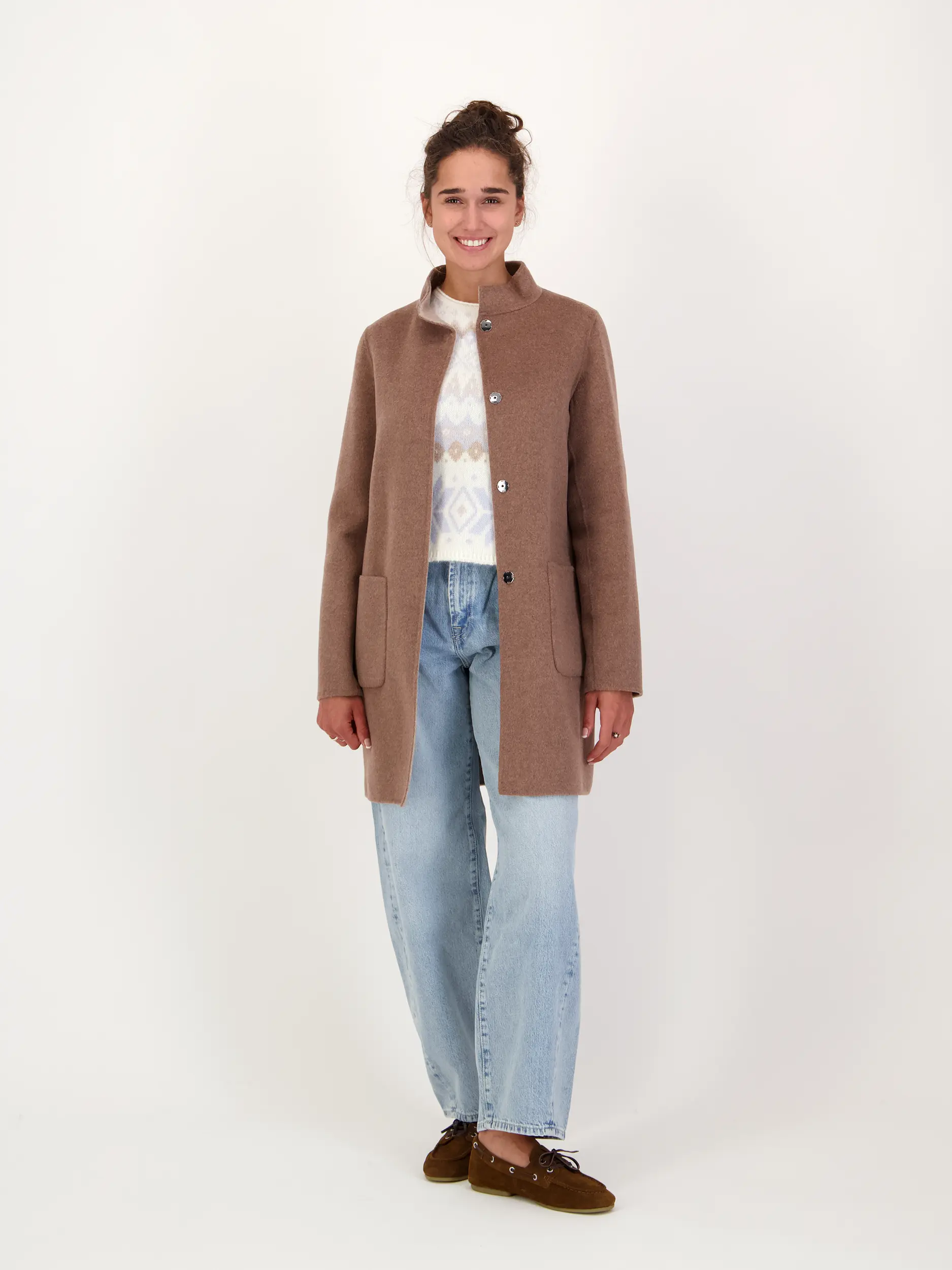 Gemusterter Pullover aus Kaschmir langarm - Artikel Teil eines Outfits getragen von einem Modell - Farbe: Blau