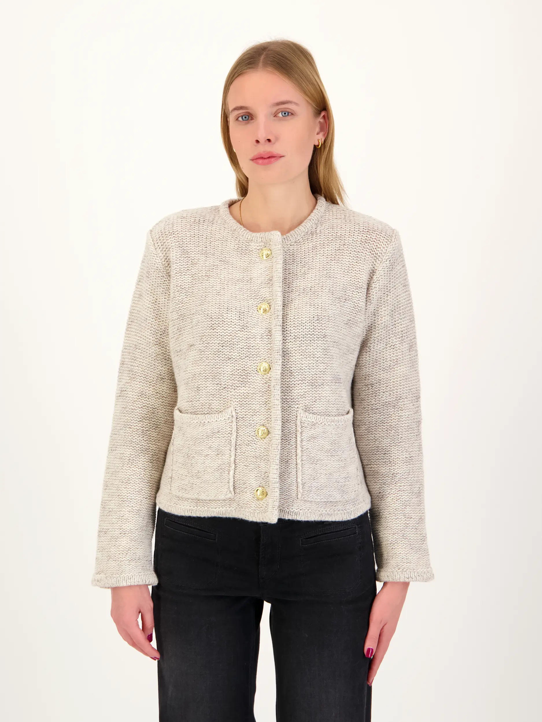 Strickjacke 'Patricia' - Artikel Vorderseite getragen von einem Modell - Farbe: Beige
