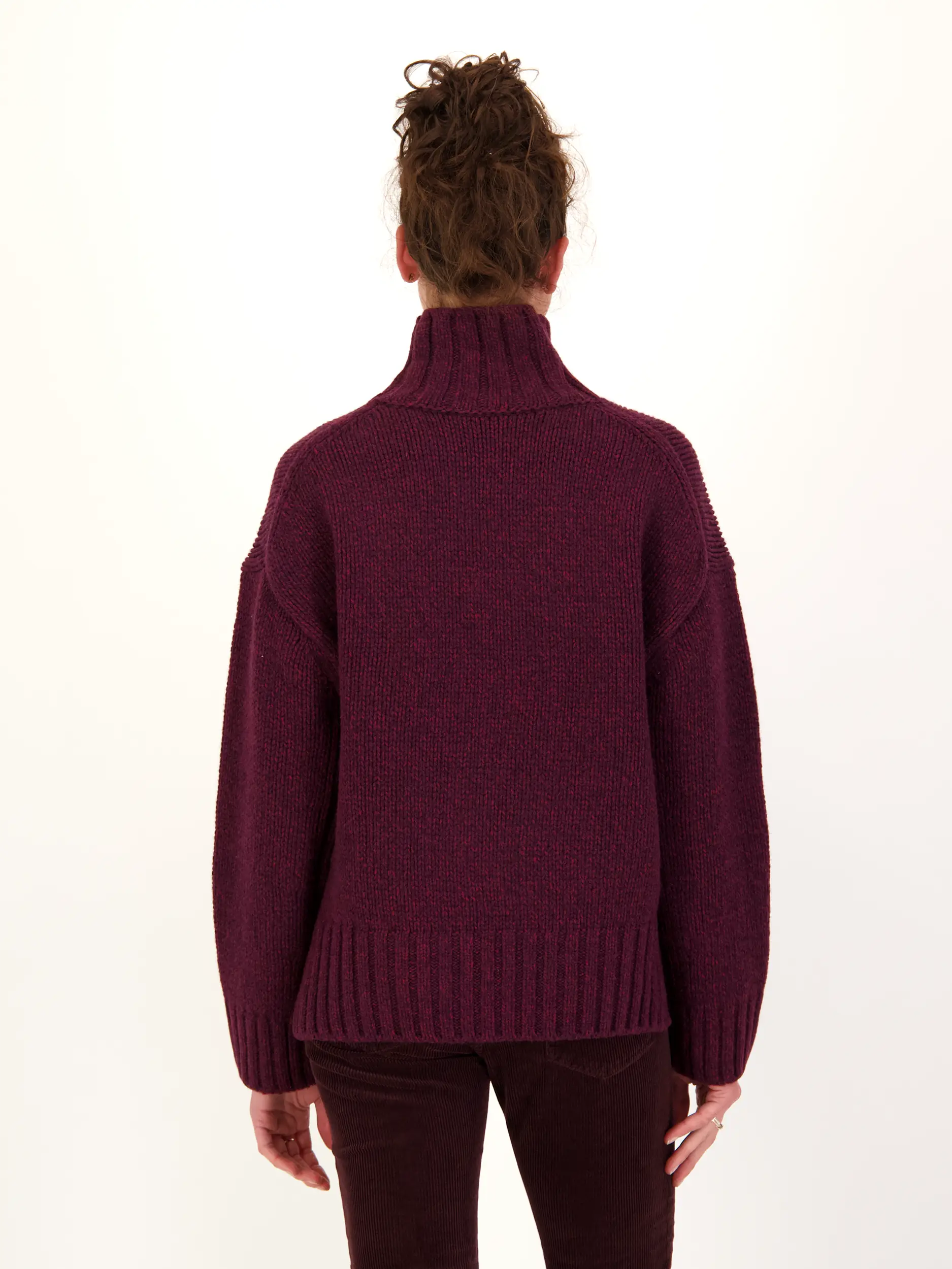 Pullover aus Wolle langarm - Artikel Rückseite getragen von einem Modell - Farbe: Rot