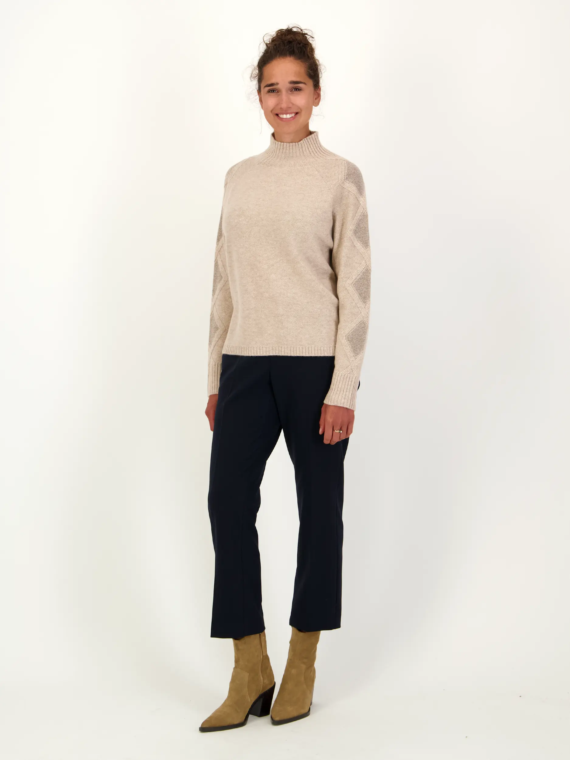 Pullover aus Wolle langarm - Artikel Teil eines Outfits getragen von einem Modell - Farbe: Beige