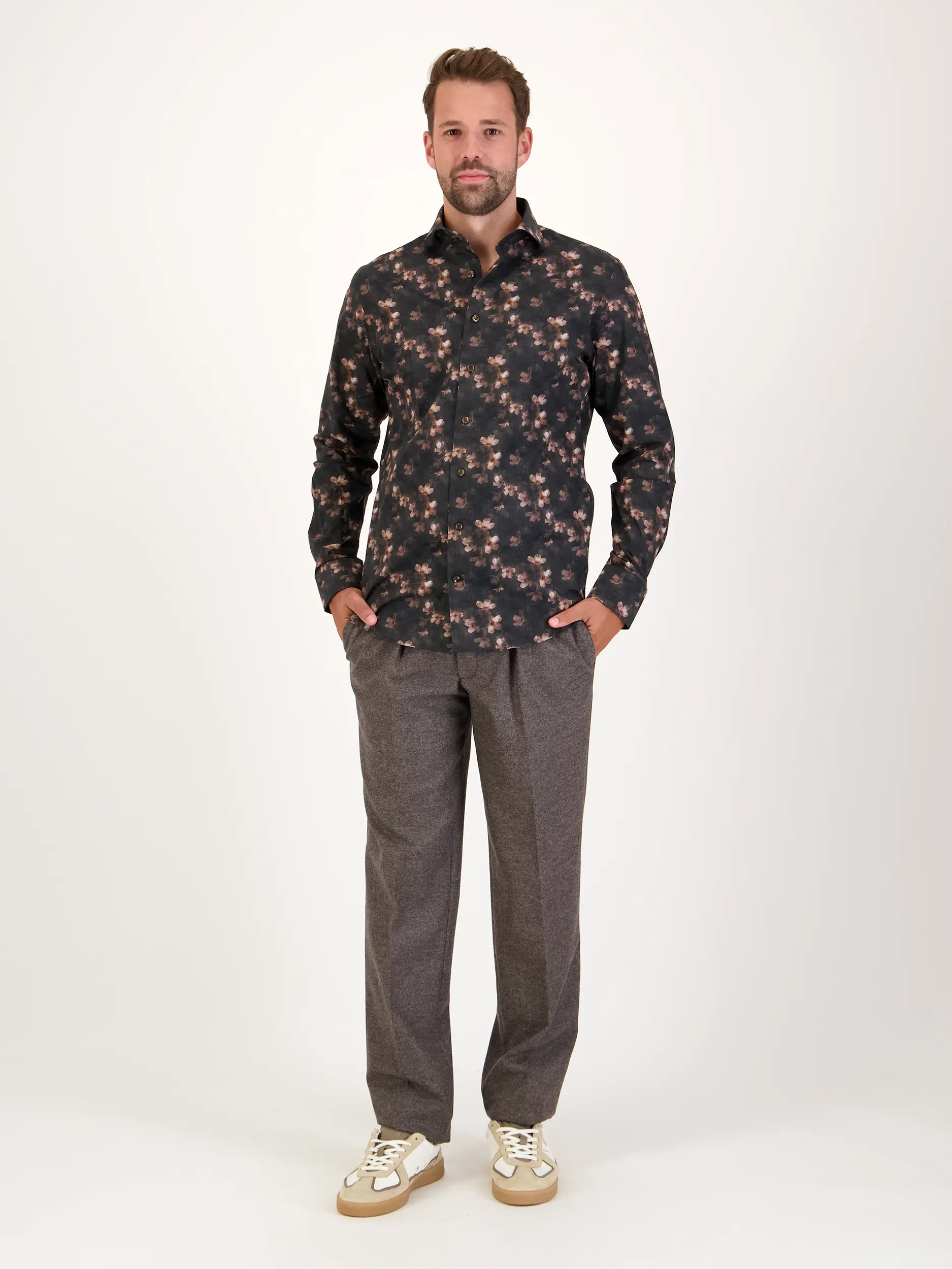Hemd - Artikel Teil eines Outfits getragen von einem Modell - Farbe: Braun