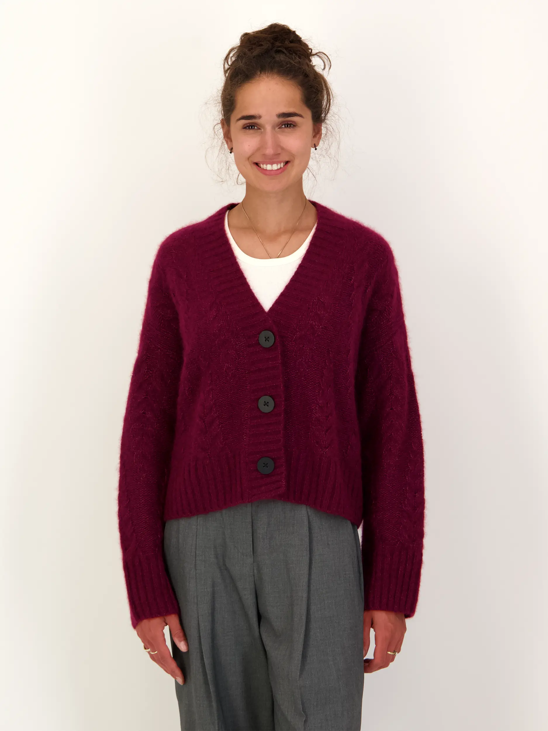 Strickjacke 'Bodnant' aus Kaschmir - Artikel Vorderseite getragen von einem Modell