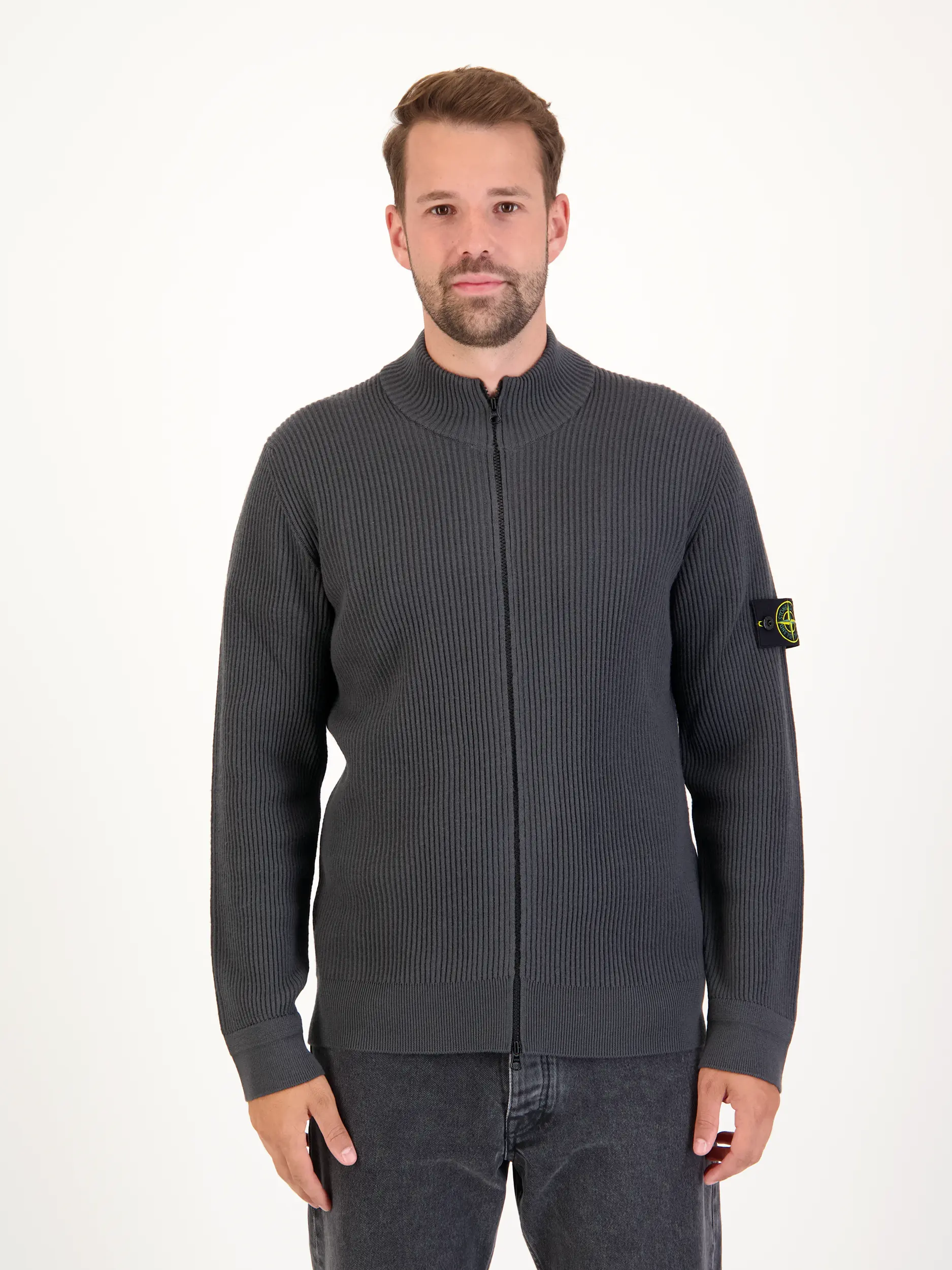 Strickjacke aus Schurwolle langarm - Artikel Vorderseite getragen von einem Modell - Farbe: Grau