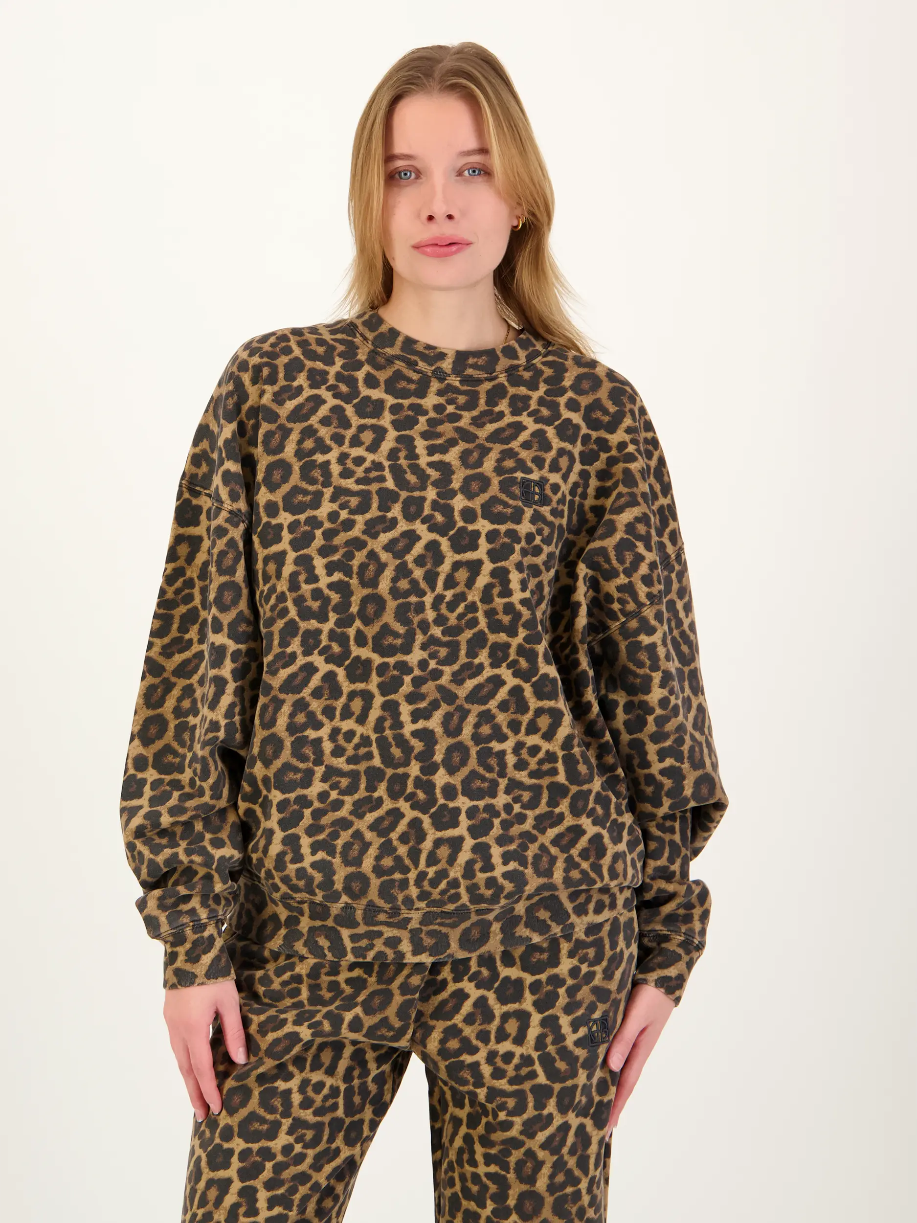 Sweatshirt mit Leo-Print - Artikel Vorderseite getragen von einem Modell - Farbe: Braun Sweatshirt mit Leo-Print - Artikel Vorderseite getragen von einem Modell - Farbe: Braun