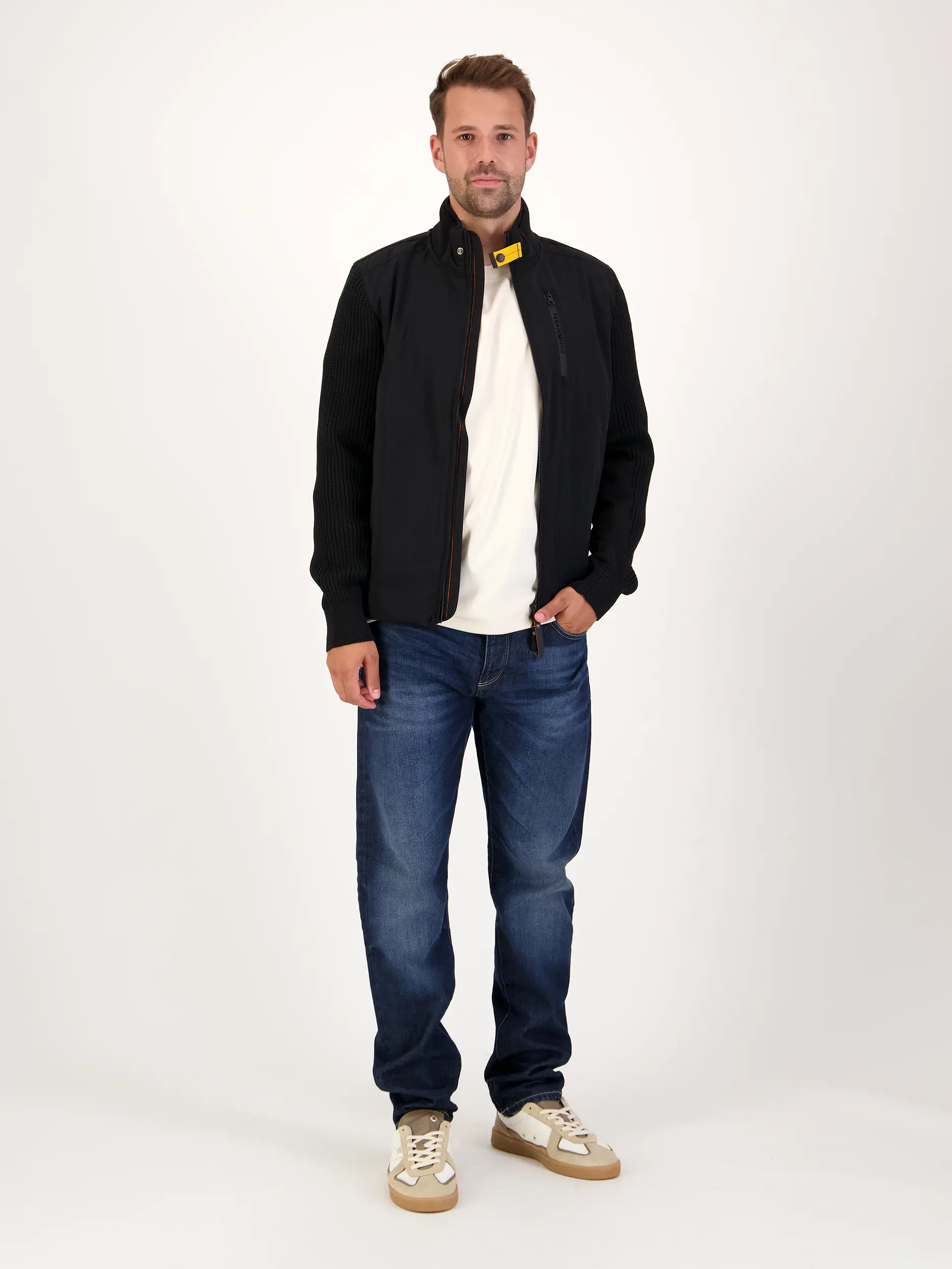 Strickjacke 'Zorba' aus Materialmix - Artikel Teil eines Outfits getragen von einem Modell - Farbe: Schwarz
