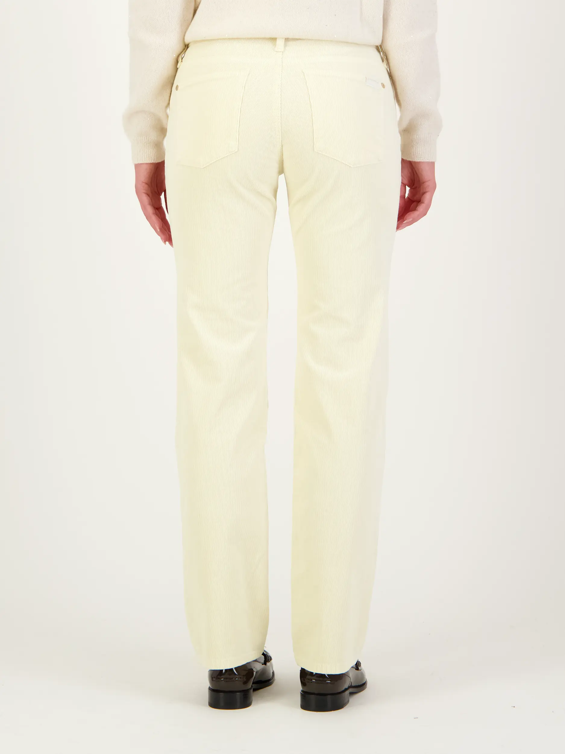 Cordhose 'Calie' - Artikel Rückseite getragen von einem Modell - Farbe: Creme