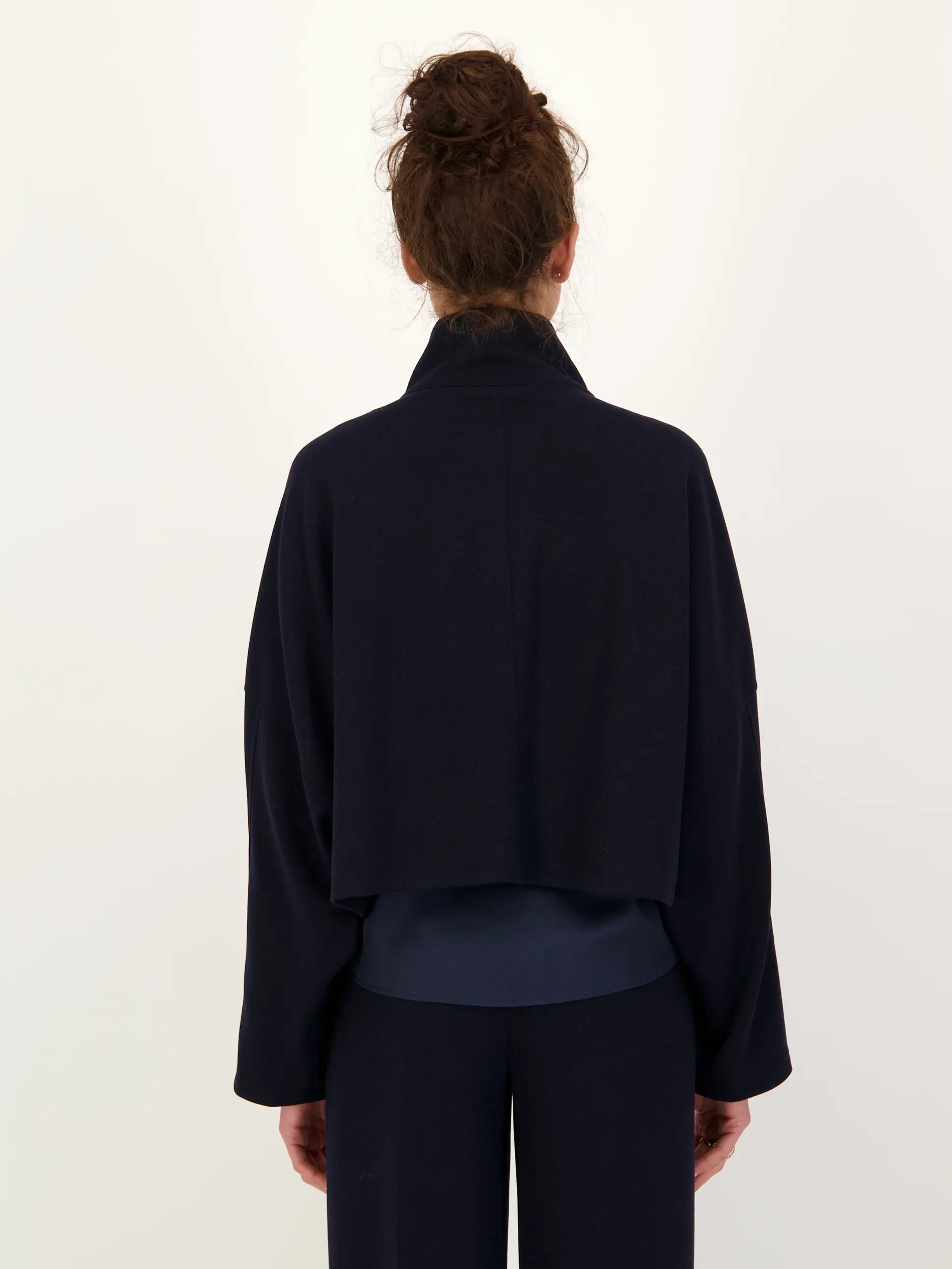 Jacke 'Elstow' - Artikel Rückseite getragen von einem Modell - Farbe: Blau