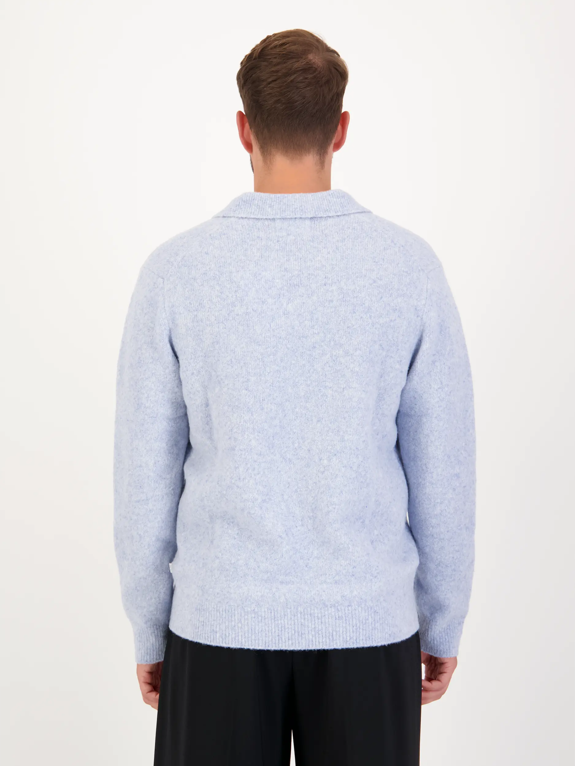 Pullover 'Hope' aus Woll-Mix langarm - Artikel Rückseite getragen von einem Modell - Farbe: Blau