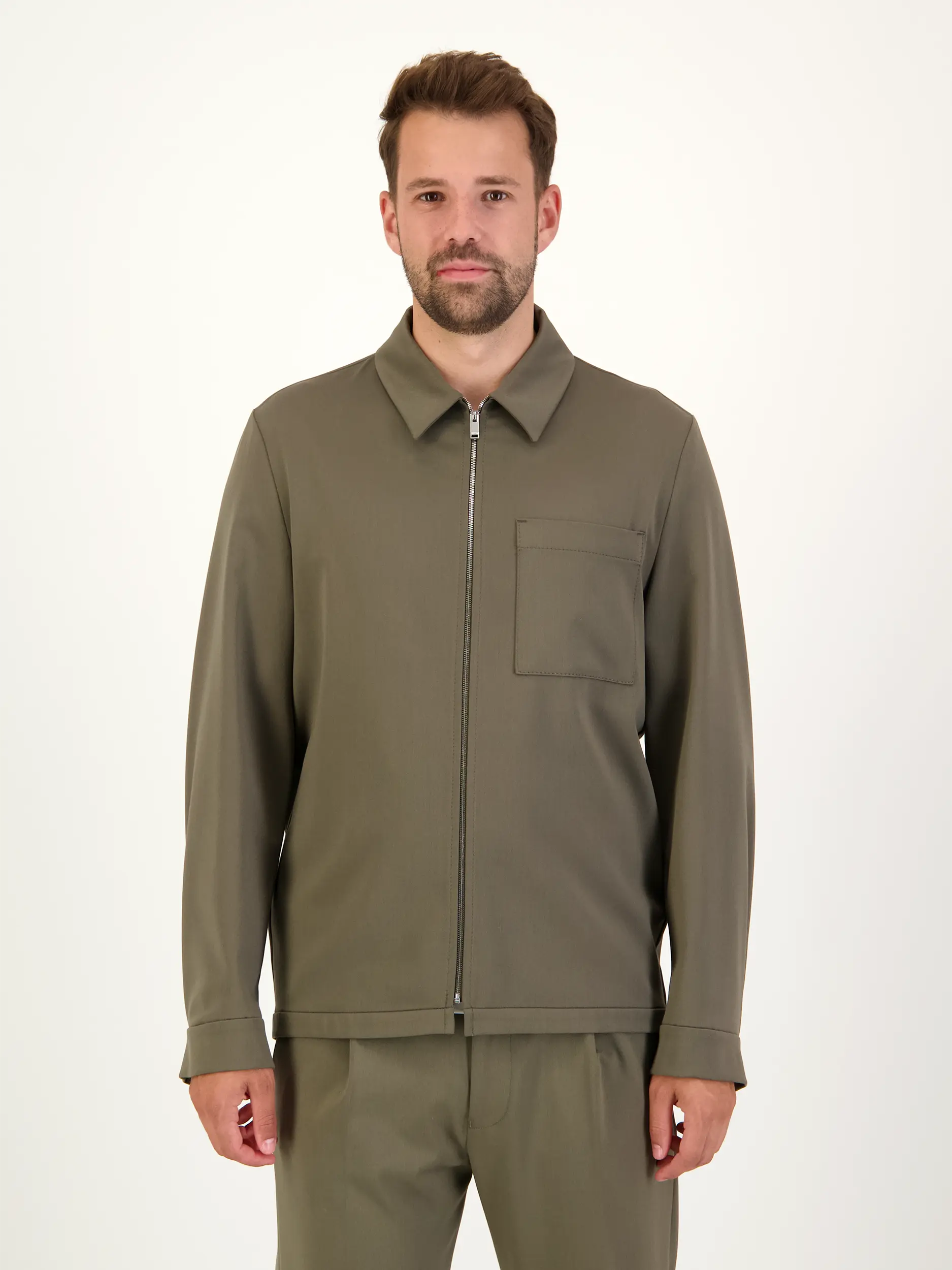 Blouson 'Nikano' - Artikel Vorderseite getragen von einem Modell - Farbe: Grün
