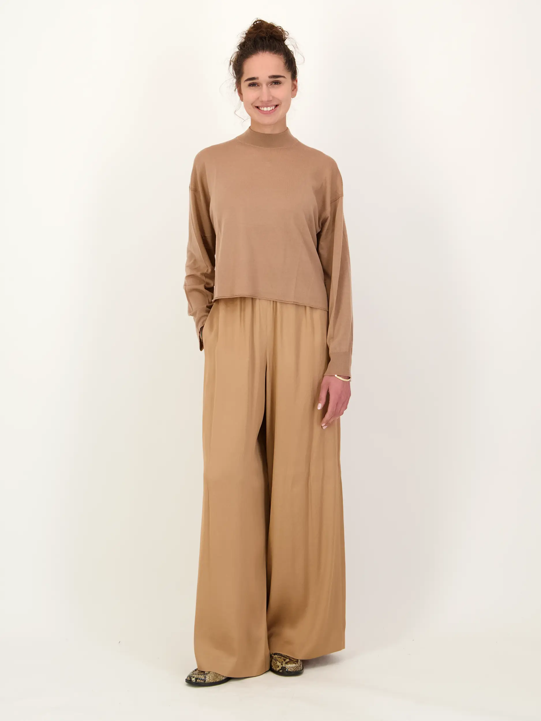 Pullover 'Mathisa' langarm - Artikel Teil eines Outfits getragen von einem Modell - Farbe: Beige