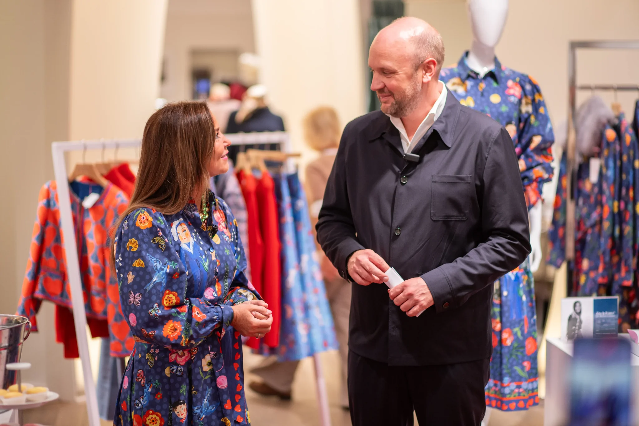 Gesprächssituation beim Meet the Designer im Modehaus Schnitzler