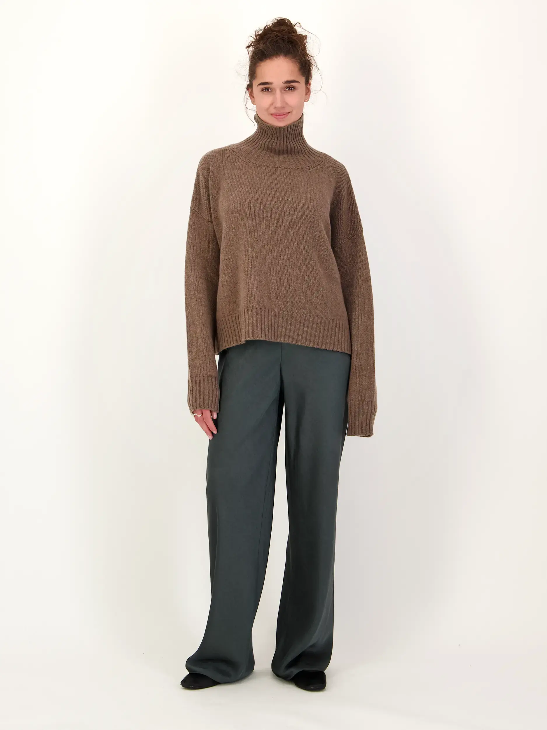 Pullover 'Emma' aus Woll-Kaschmir-Mix langarm - Artikel Teil eines Outfits getragen von einem Modell - Farbe: Braun