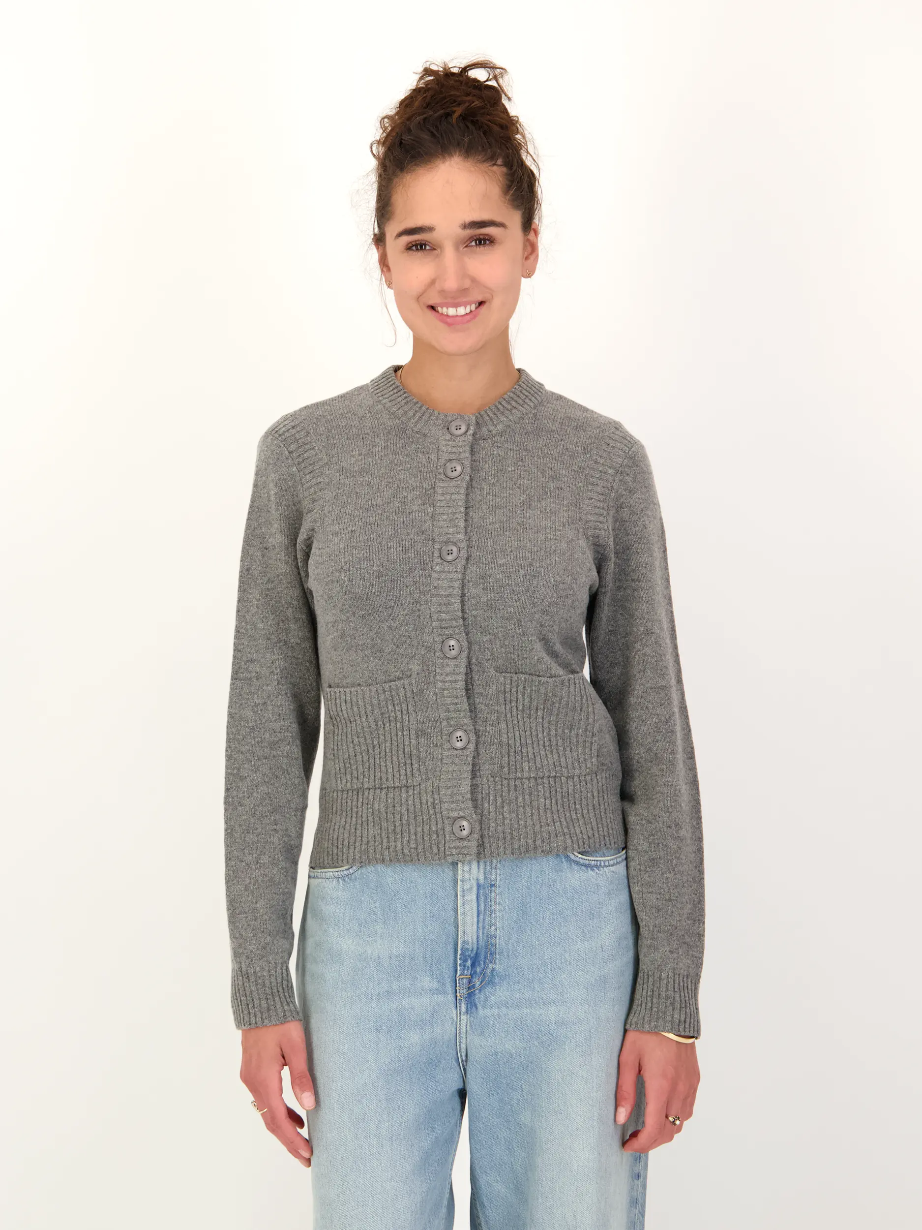 Strickjacke 'Saelifshort' aus Wolle - Artikel Vorderseite getragen von einem Modell - Farbe: Grau