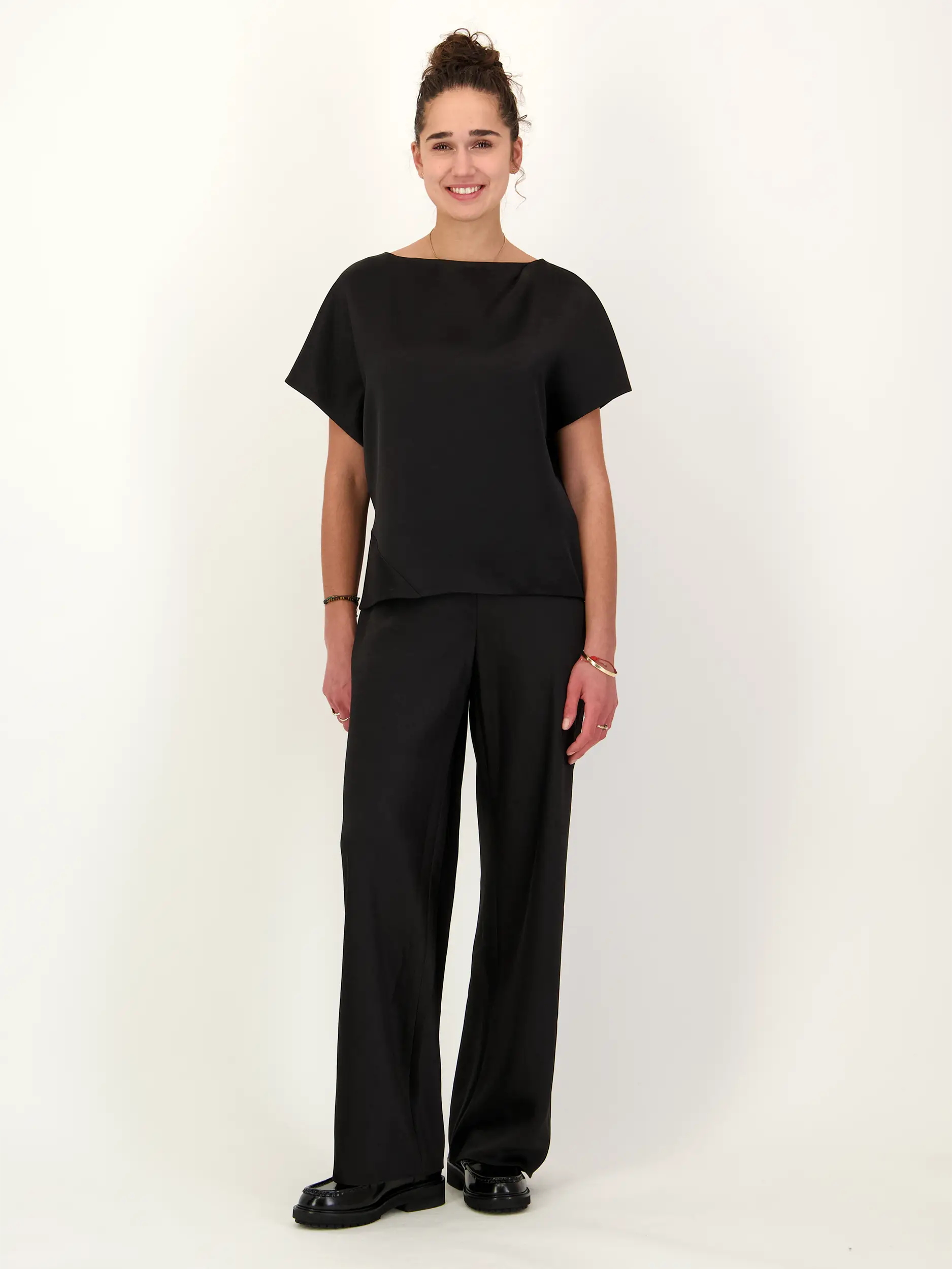 Satinhose - Artikel Teil eines Outfits getragen von einem Modell - Farbe: Schwarz