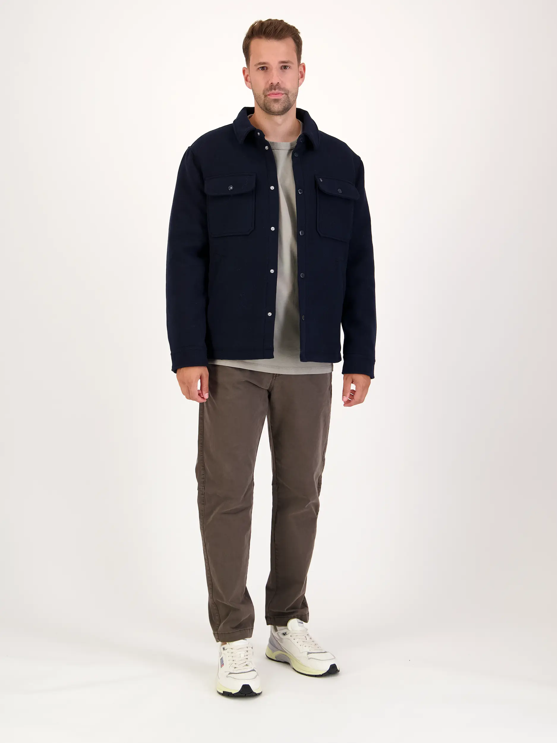 Chino 'Tristan' - Artikel Teil eines Outfits getragen von einem Modell - Farbe: Braun