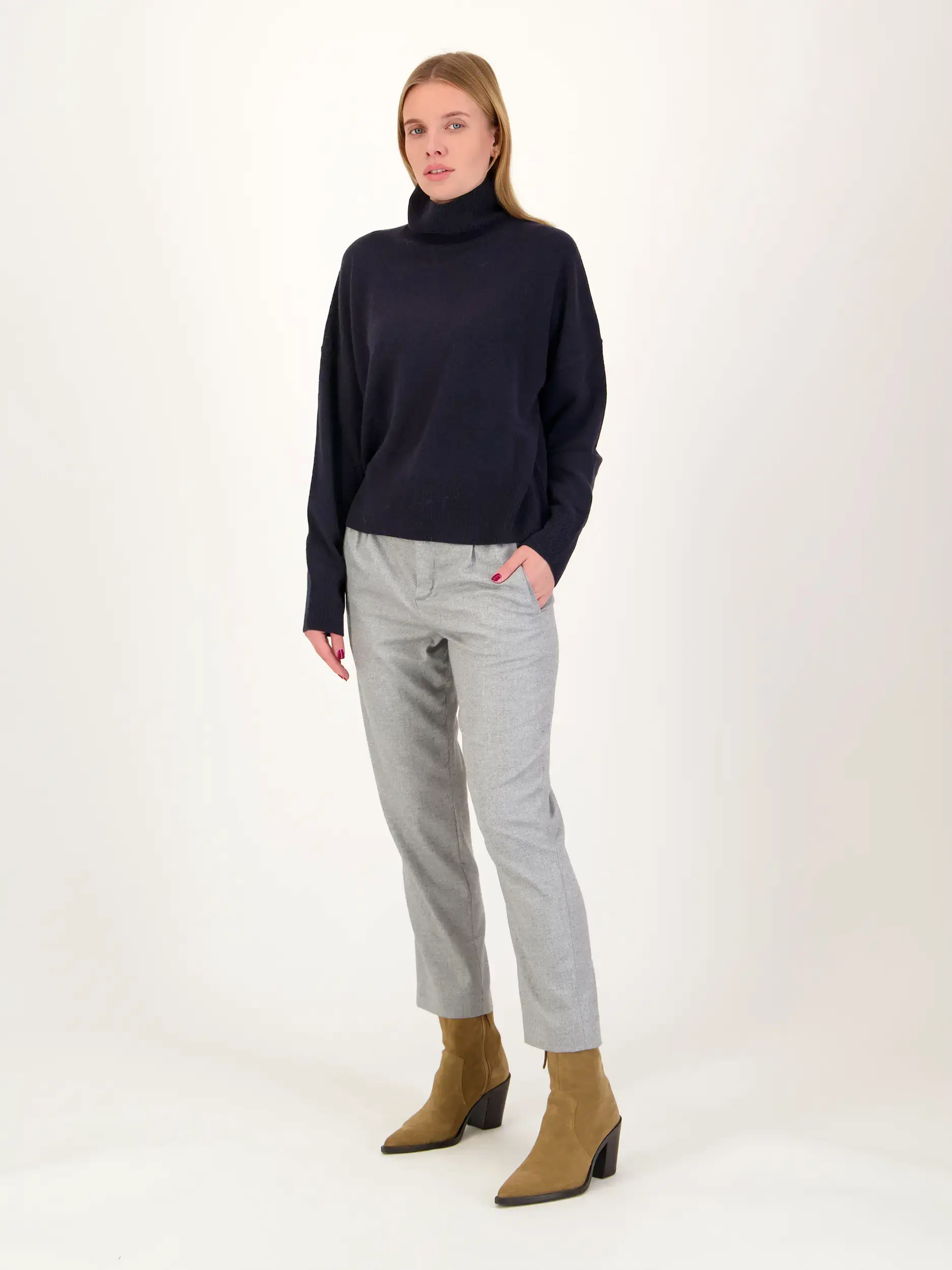 Pullover 'Nola' - Artikel Teil eines Outfits getragen von einem Modell - Farbe: Blau