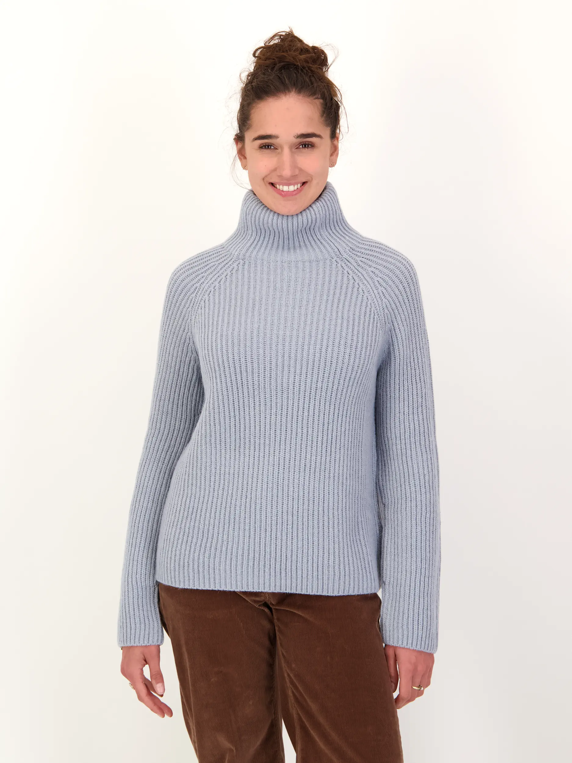 Pullover 'Arwen' aus Wolle - Artikel Vorderseite getragen von einem Modell - Farbe: Blau