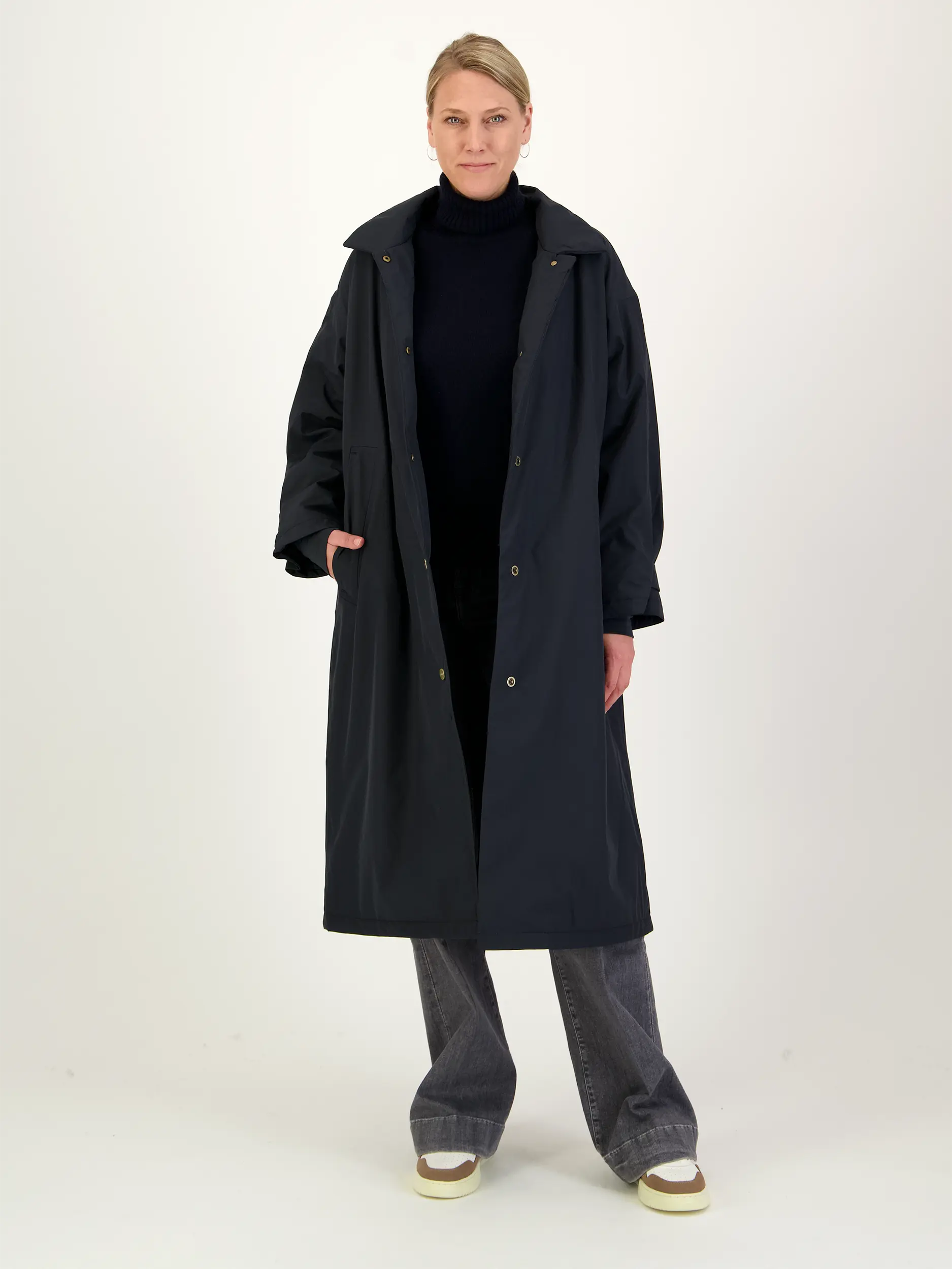 Wasserdichter Kurzmantel 'Free' - Artikel Teil eines Outfits getragen von einem Modell - Farbe: Blau