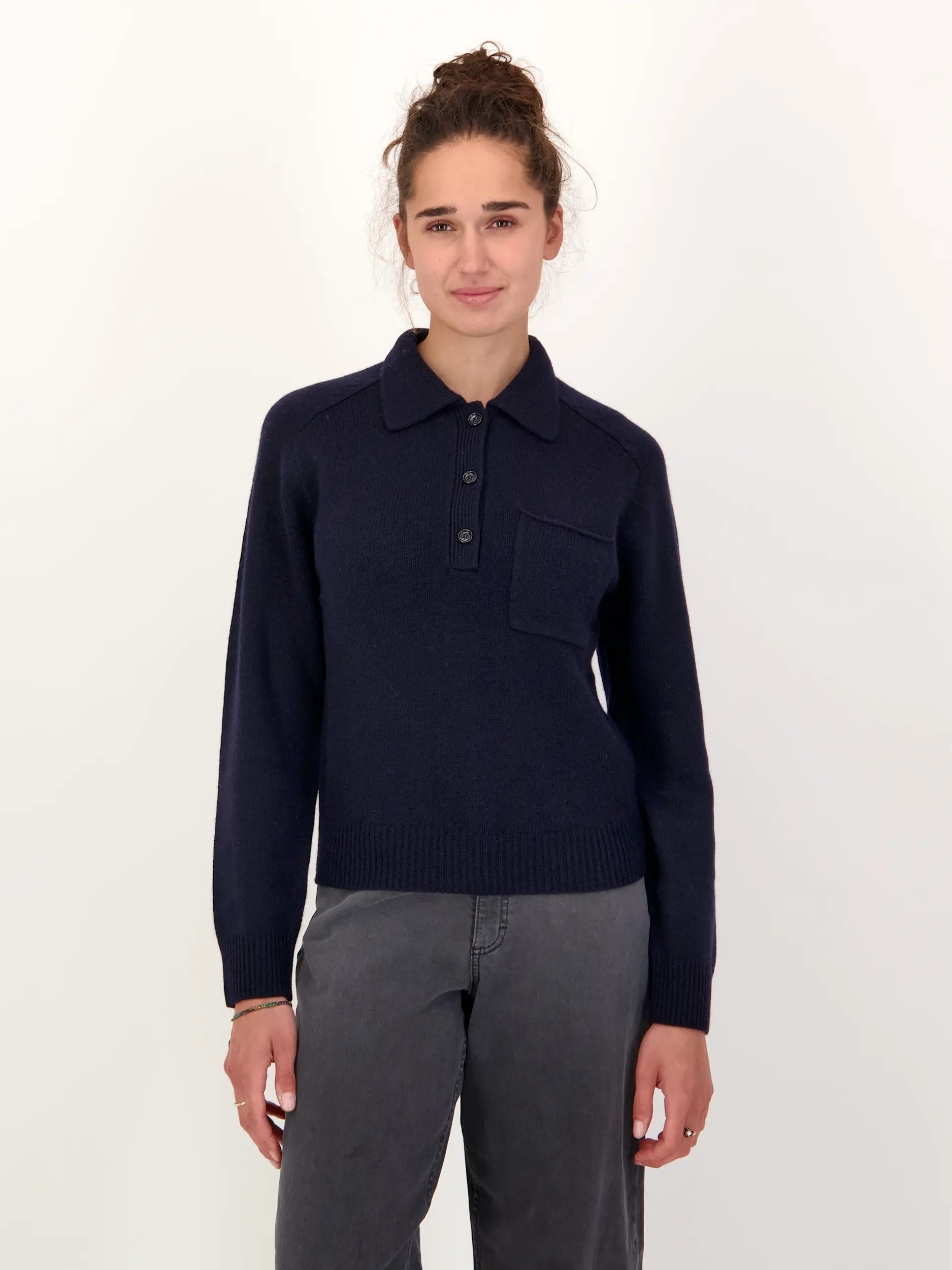 Pullover aus Wolle langarm - Artikel Vorderseite getragen von einem Modell - Farbe: Blau