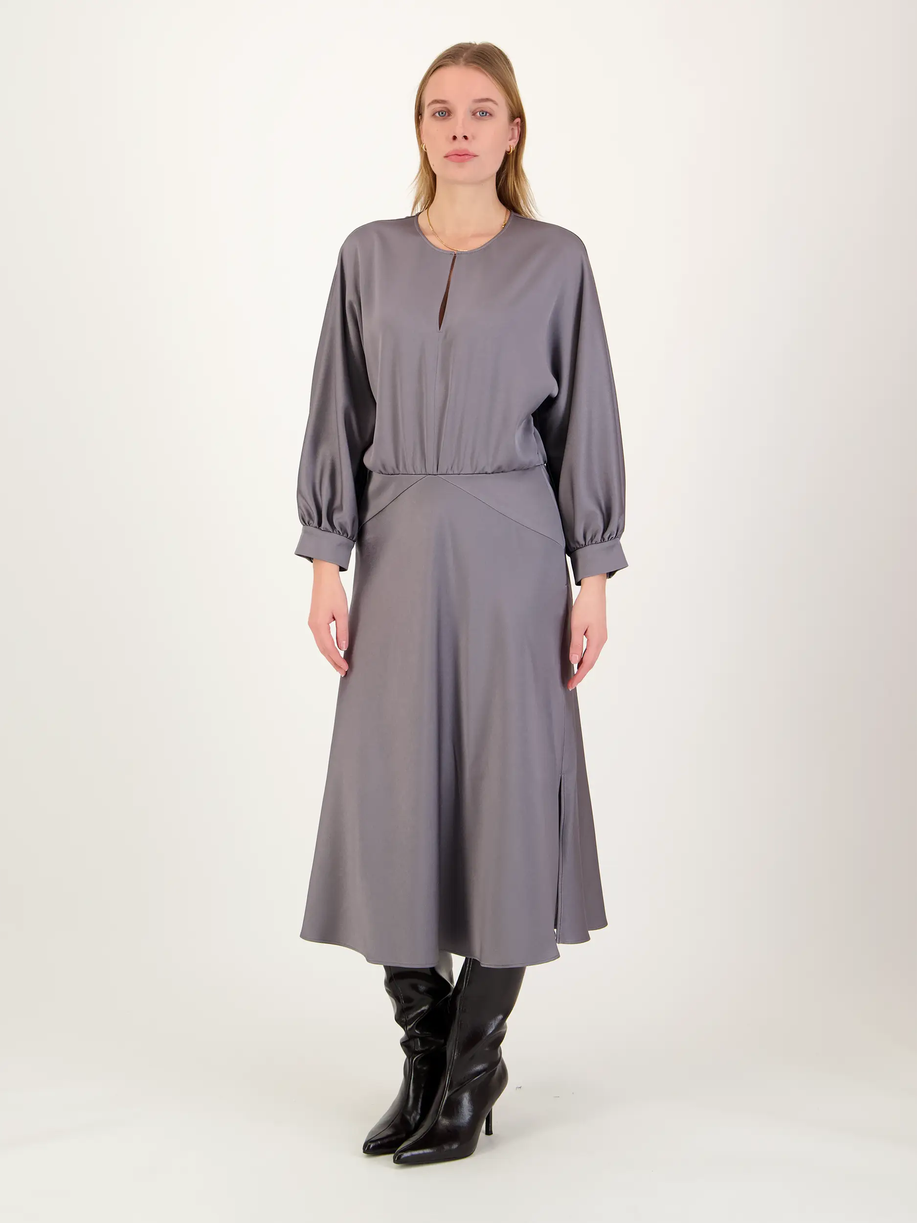 Satin Maxikleid langarm - Artikel Vorderseite getragen von einem Modell - Farbe: Grau