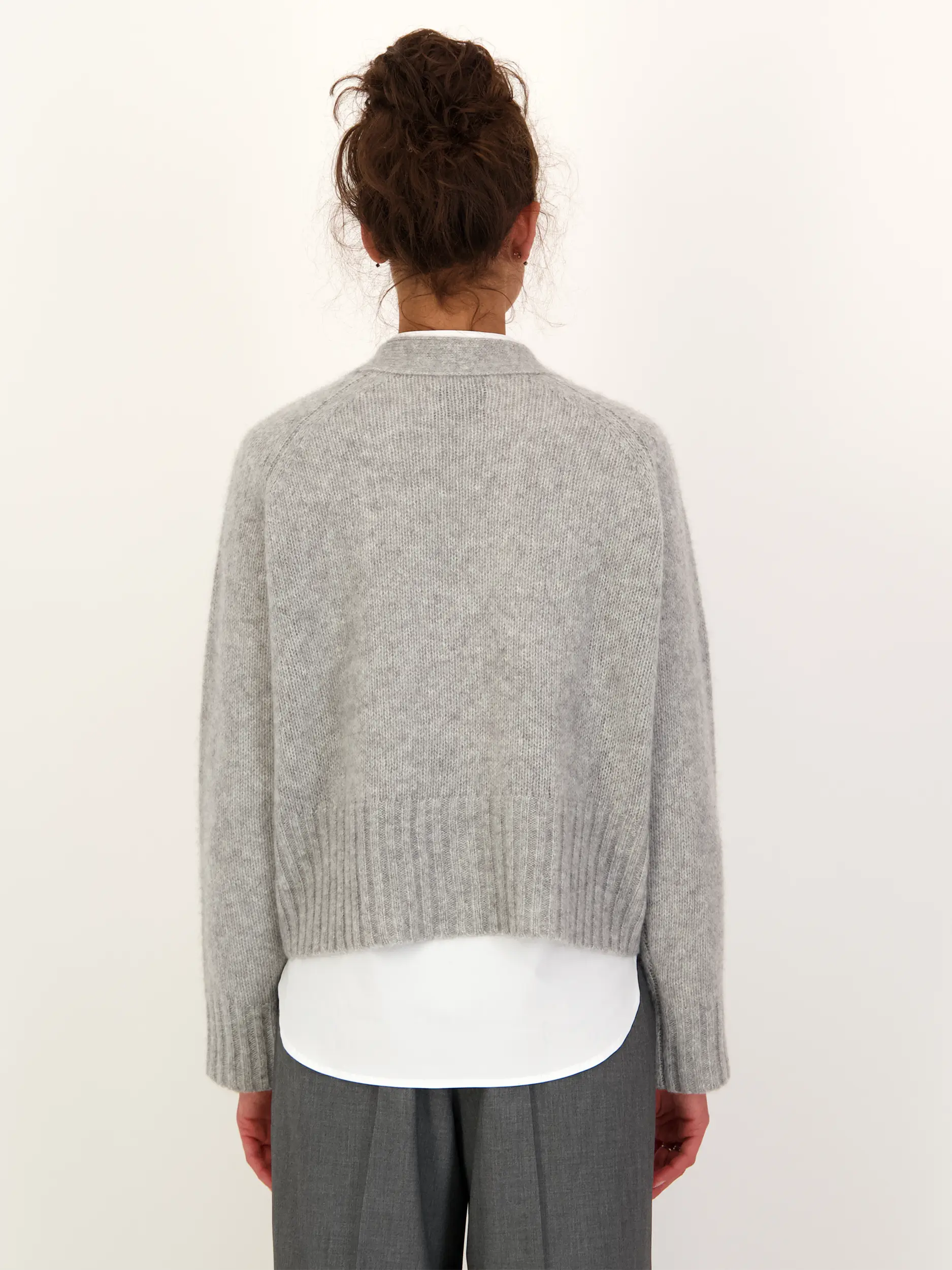 Strickjacke 'Austell' aus Kaschmir - Artikel Rückseite getragen von einem Modell