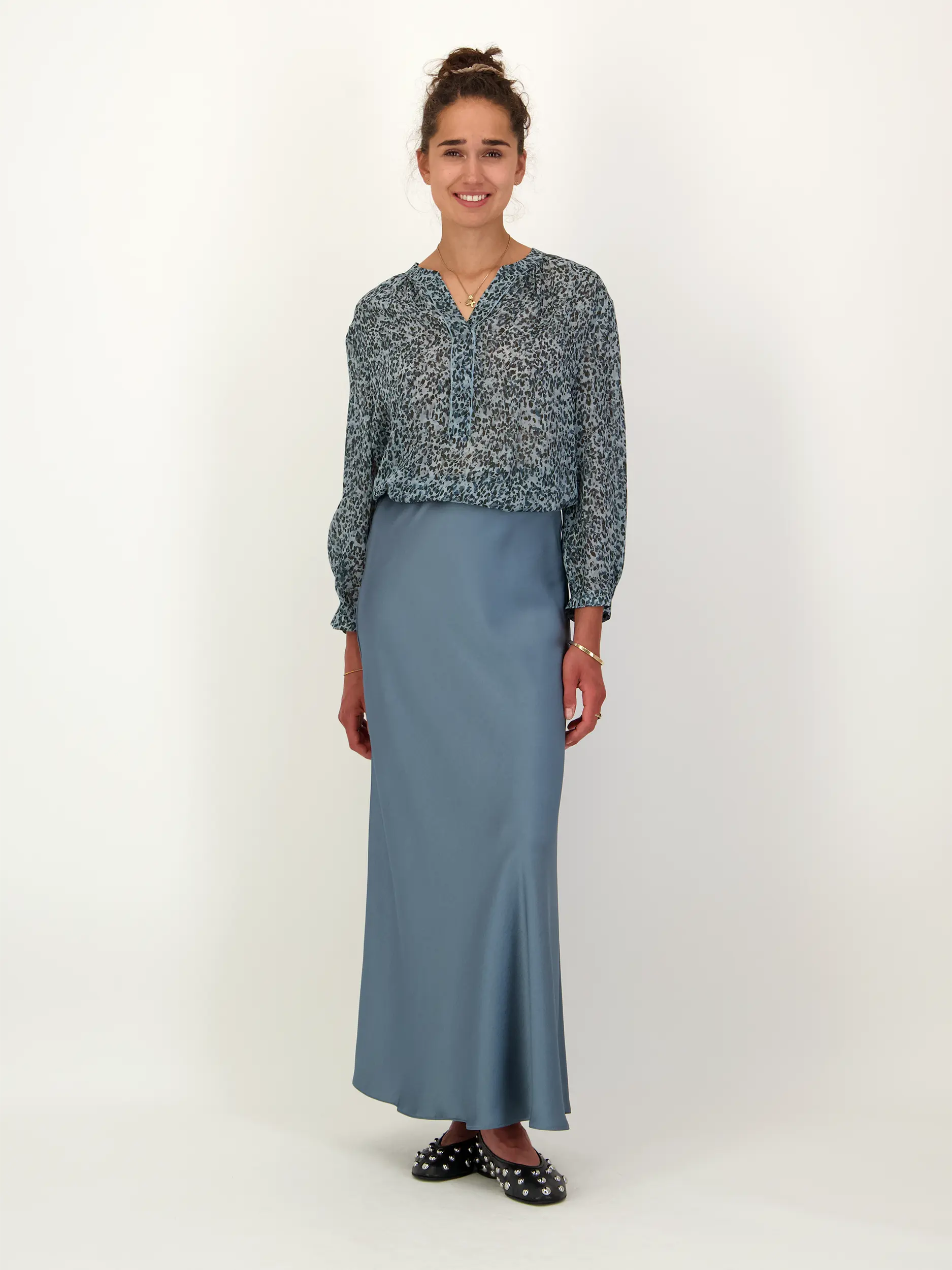 Maxi Satinrock - Artikel Teil eines Outfits getragen von einem Modell