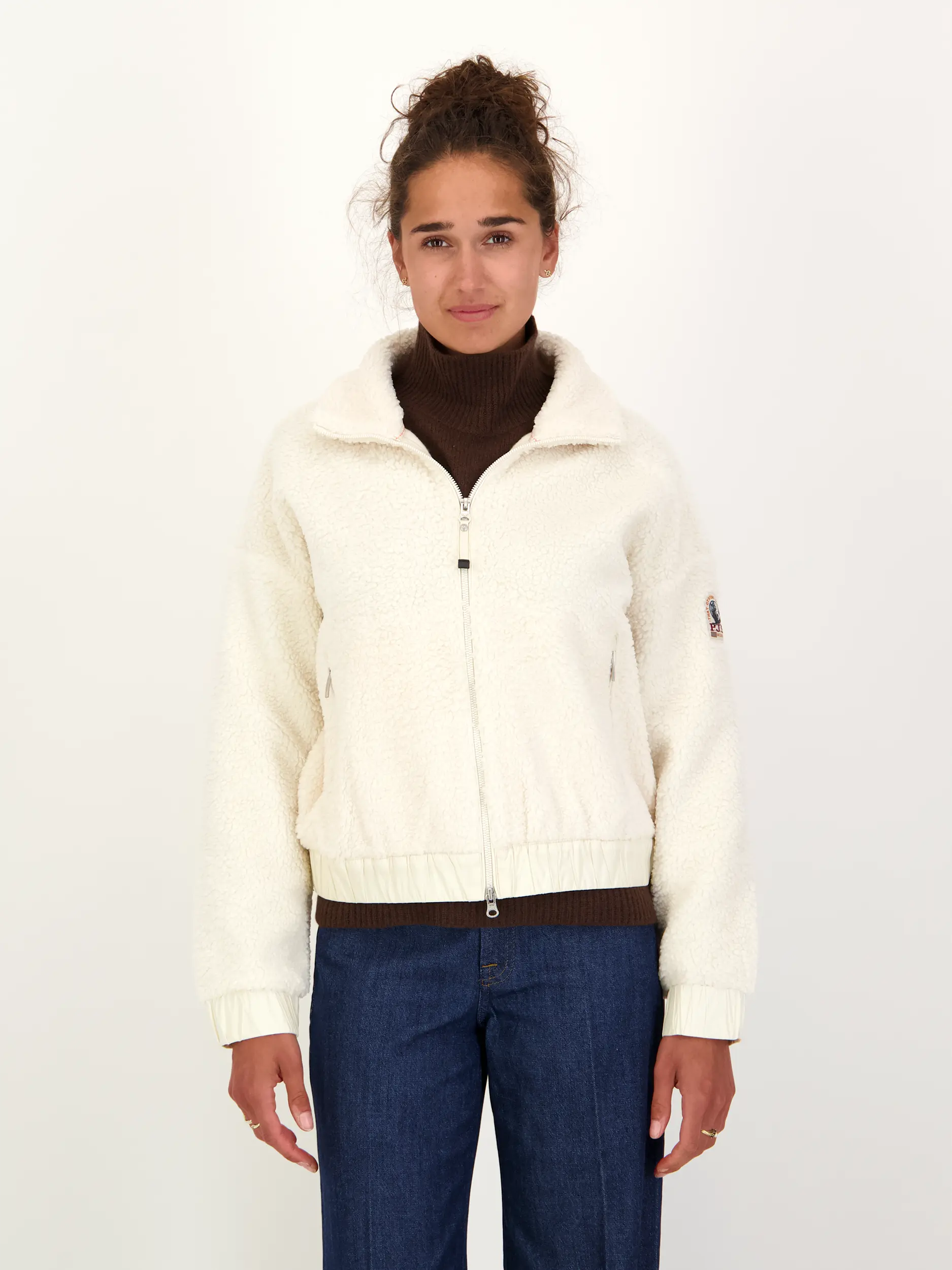 Teddyjacke 'Sori' - Artikel Vorderseite getragen von einem Modell - Farbe: Weiß
