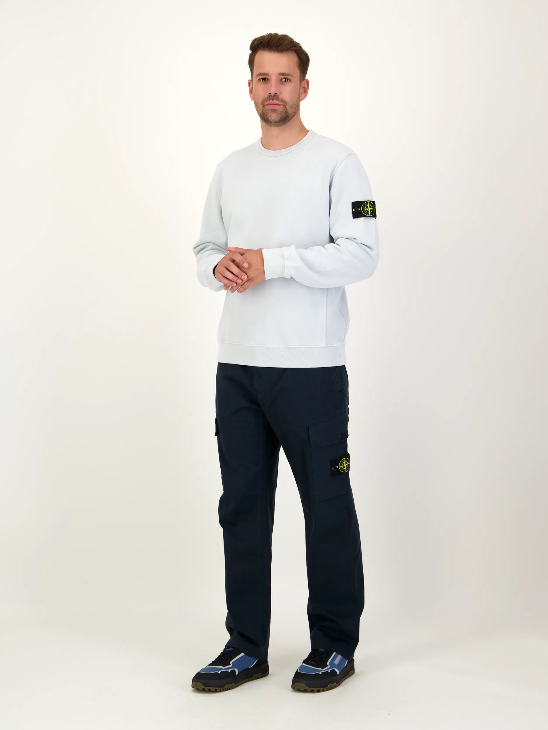 Sweatshirt - Artikel Teil eines Outfits getragen von einem Modell