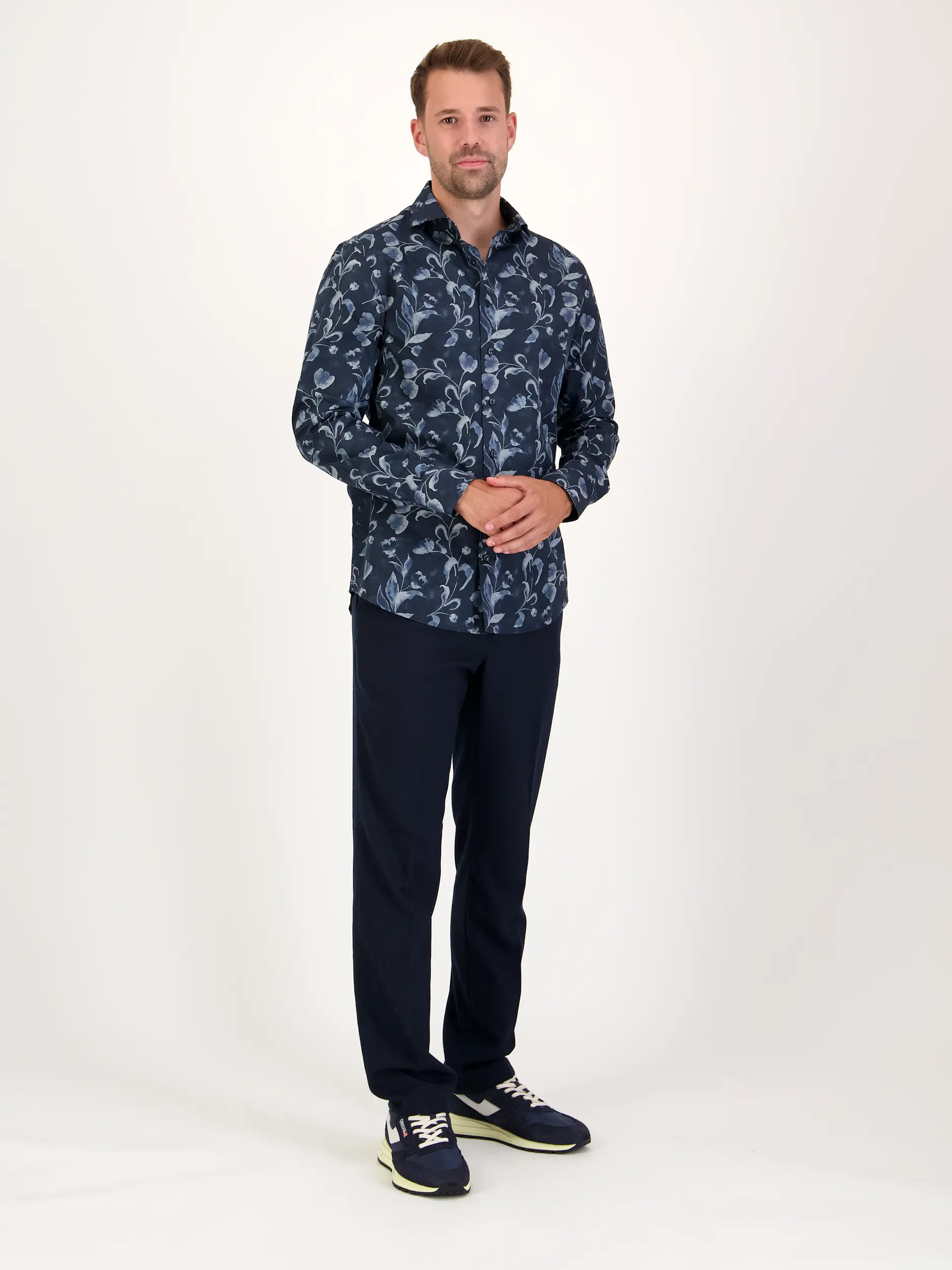 Casual Hemd mit Haifischkragen langarm - Artikel Teil eines Outfits getragen von einem Modell - Farbe: Blau