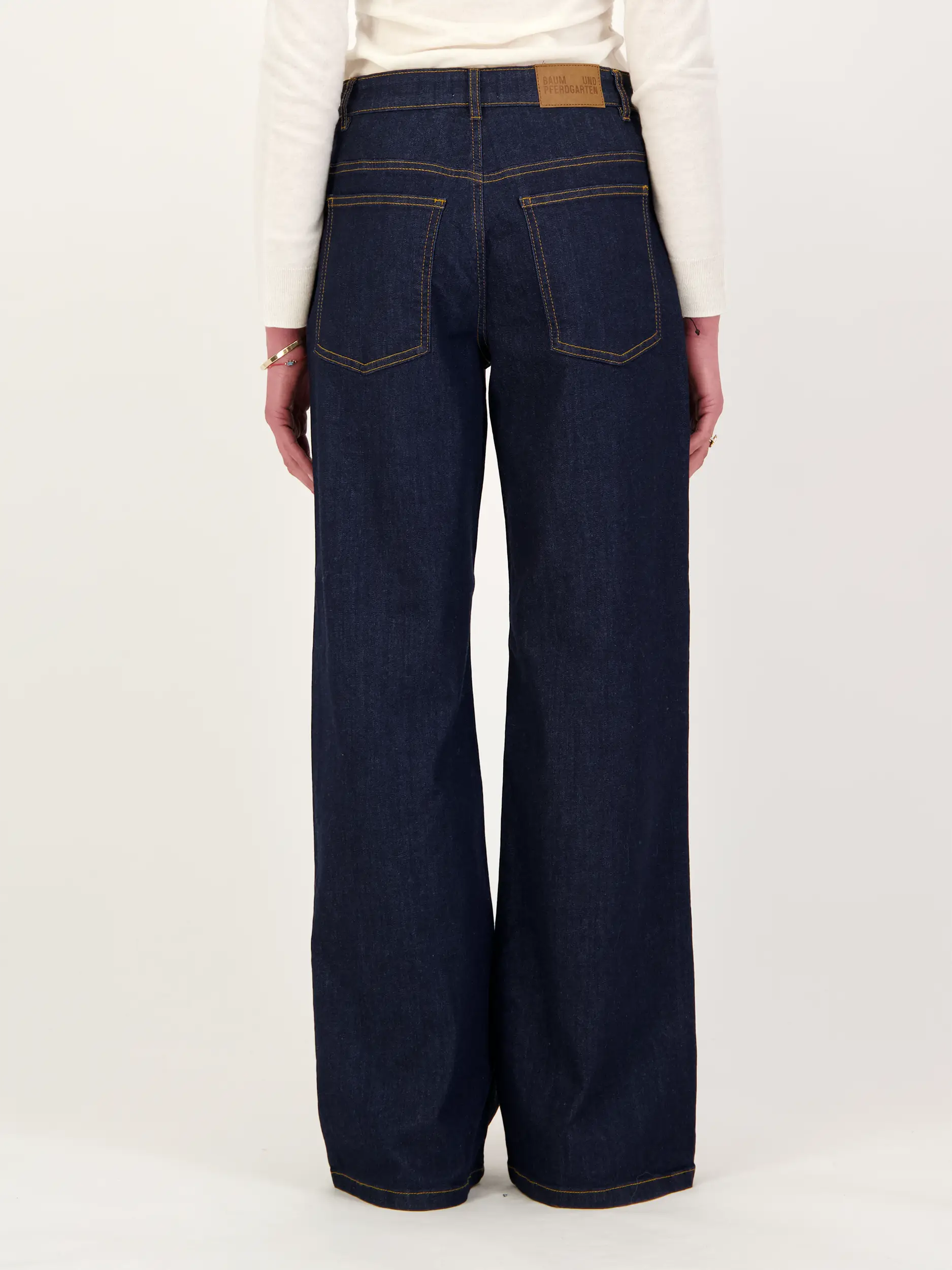 High Rise Wide Leg Jeans - Artikel Rückseite getragen von einem Modell - Farbe: Blau