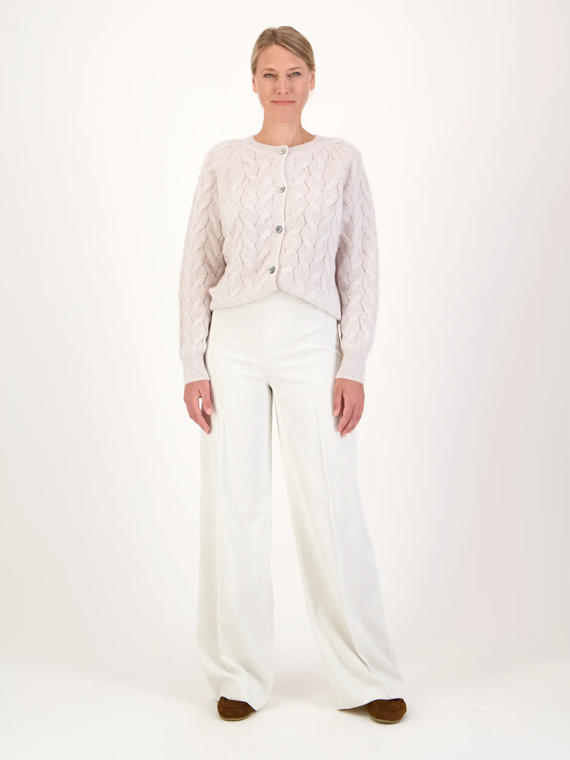 Cordhose 'Before' - Artikel Teil eines Outfits getragen von einem Modell - Farbe: Creme