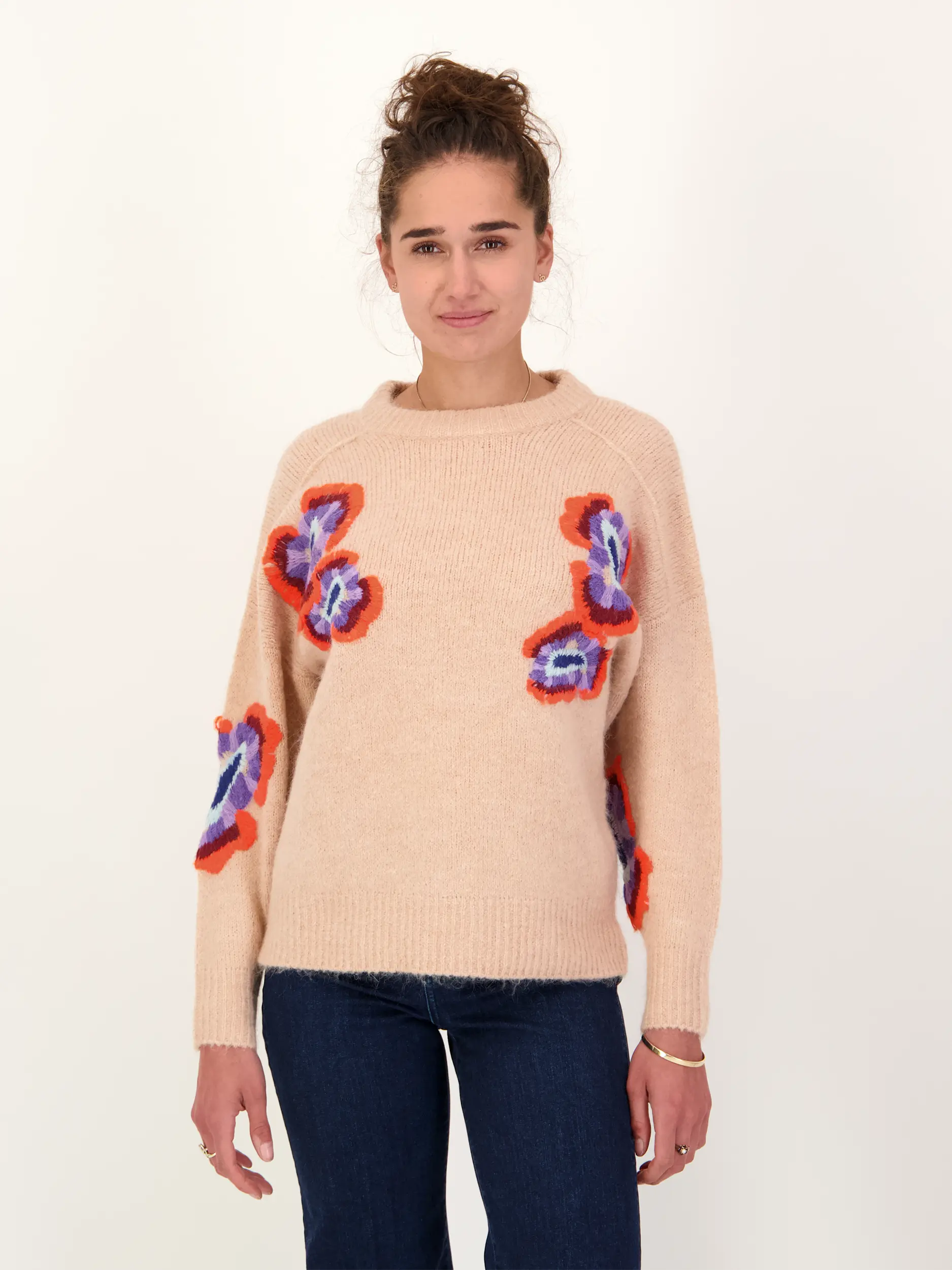 Pullover 'Impossible' aus Woll-Mix mit Blumen Print langarm - Artikel Vorderseite getragen von einem Modell - Farbe: Beige