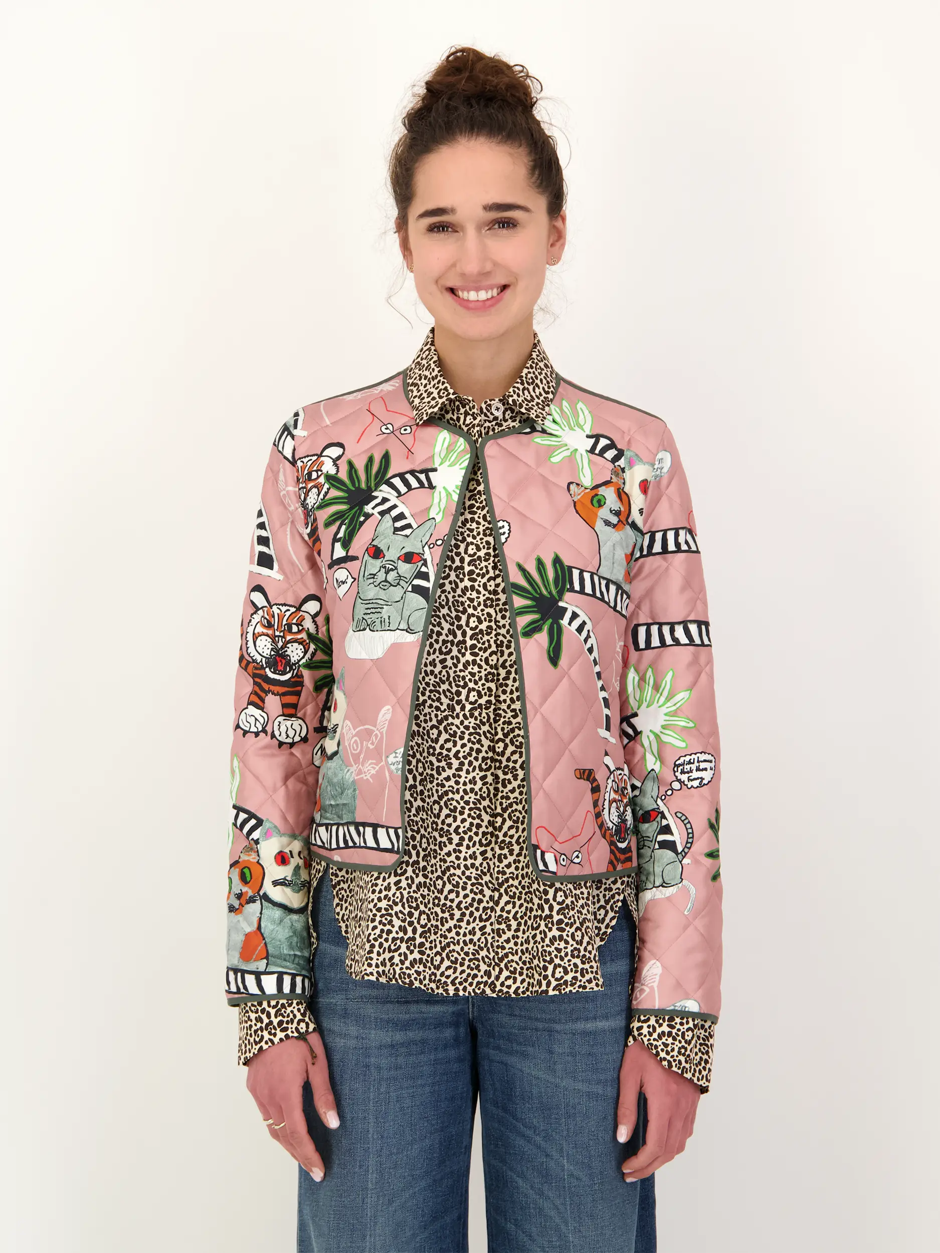 Gemusterte Steppjacke aus Seide - Artikel Vorderseite getragen von einem Modell - Farbe: Rosa&Pink