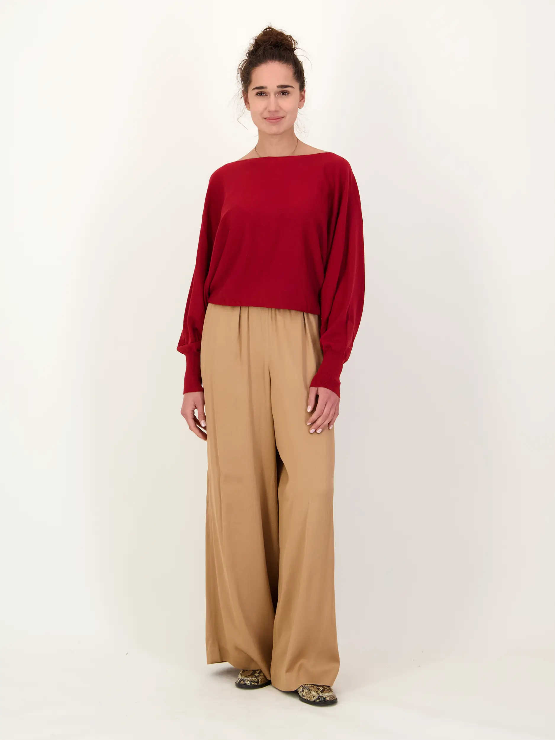 Pullover 'Gerlina' - Artikel Teil eines Outfits getragen von einem Modell - Farbe: Rot