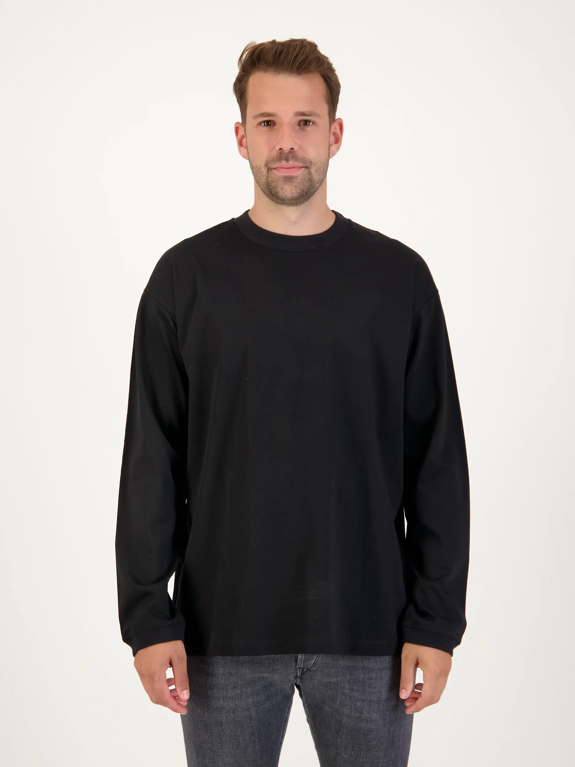 Langarmshirt 'Lionel' - Artikel Vorderseite getragen von einem Modell - Farbe: Schwarz