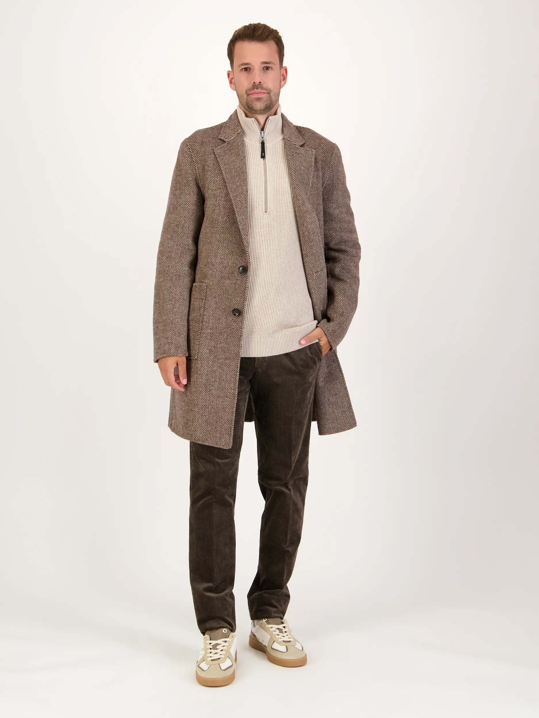 Gerippter Pullover langarm - Artikel Teil eines Outfits getragen von einem Modell - Farbe: Beige