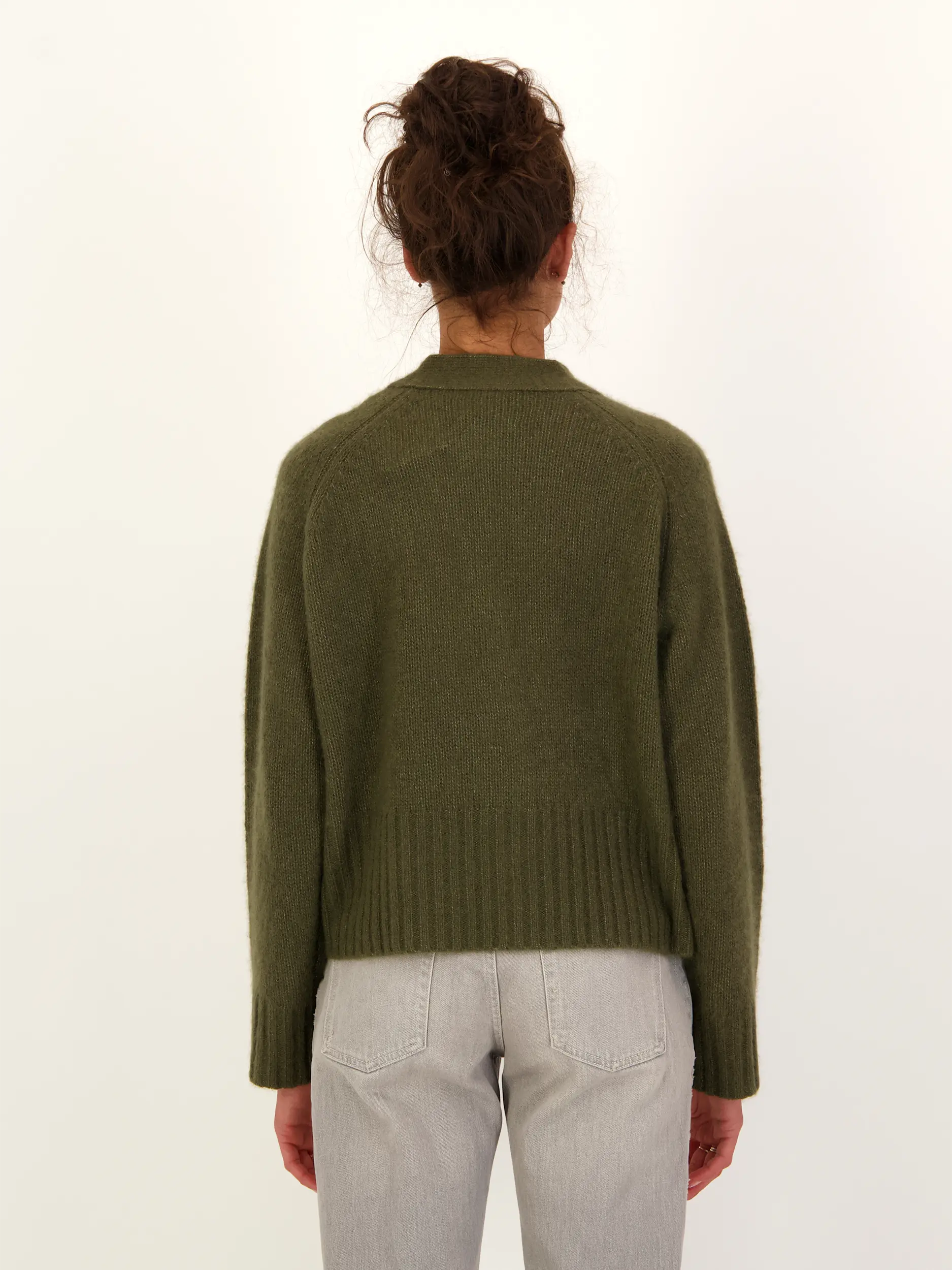 Strickjacke 'Austell' aus Kaschmir - Artikel Rückseite getragen von einem Modell