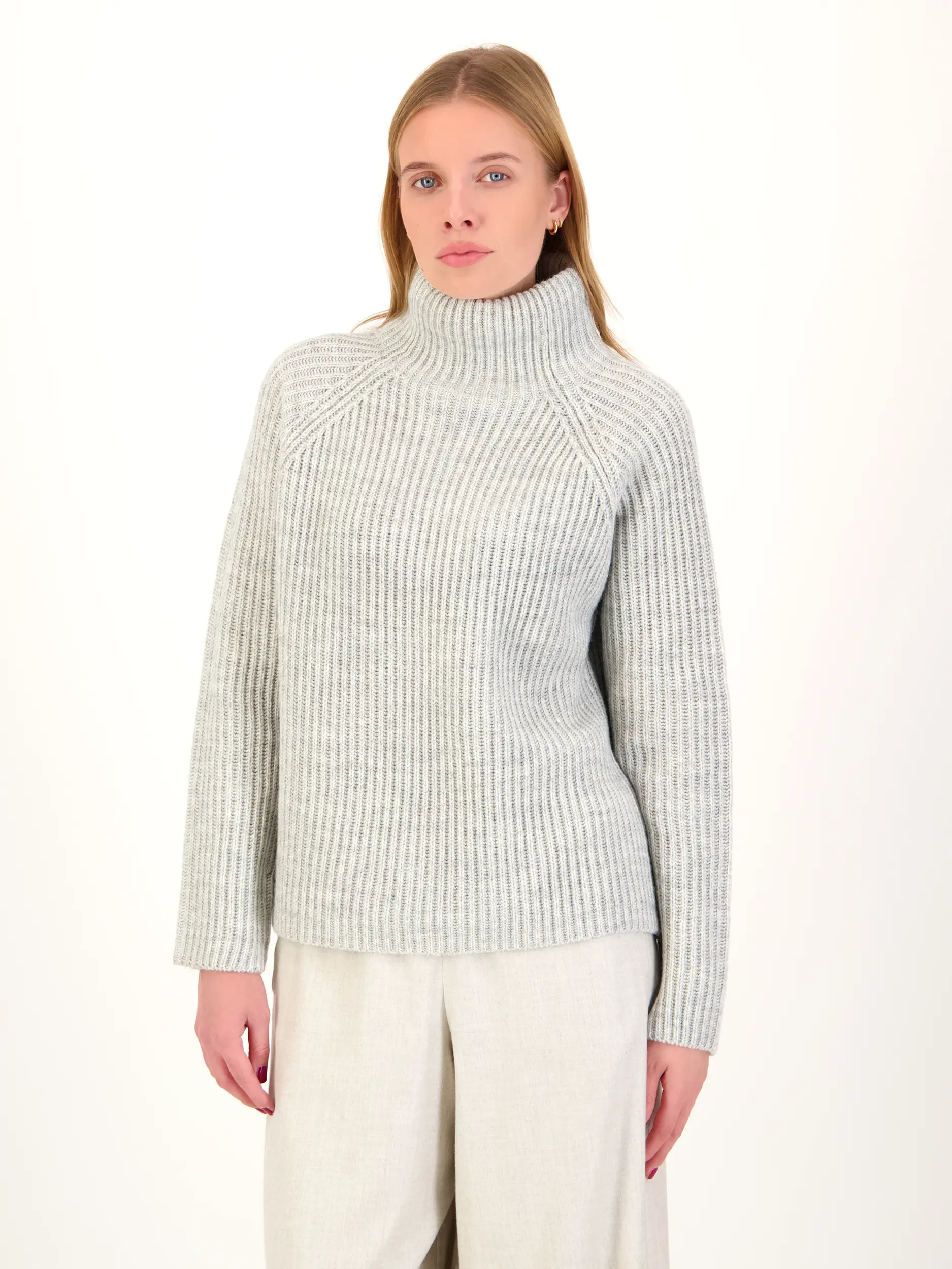 Pullover 'Arwen' - Artikel Vorderseite getragen von einem Modell - Farbe: Grau