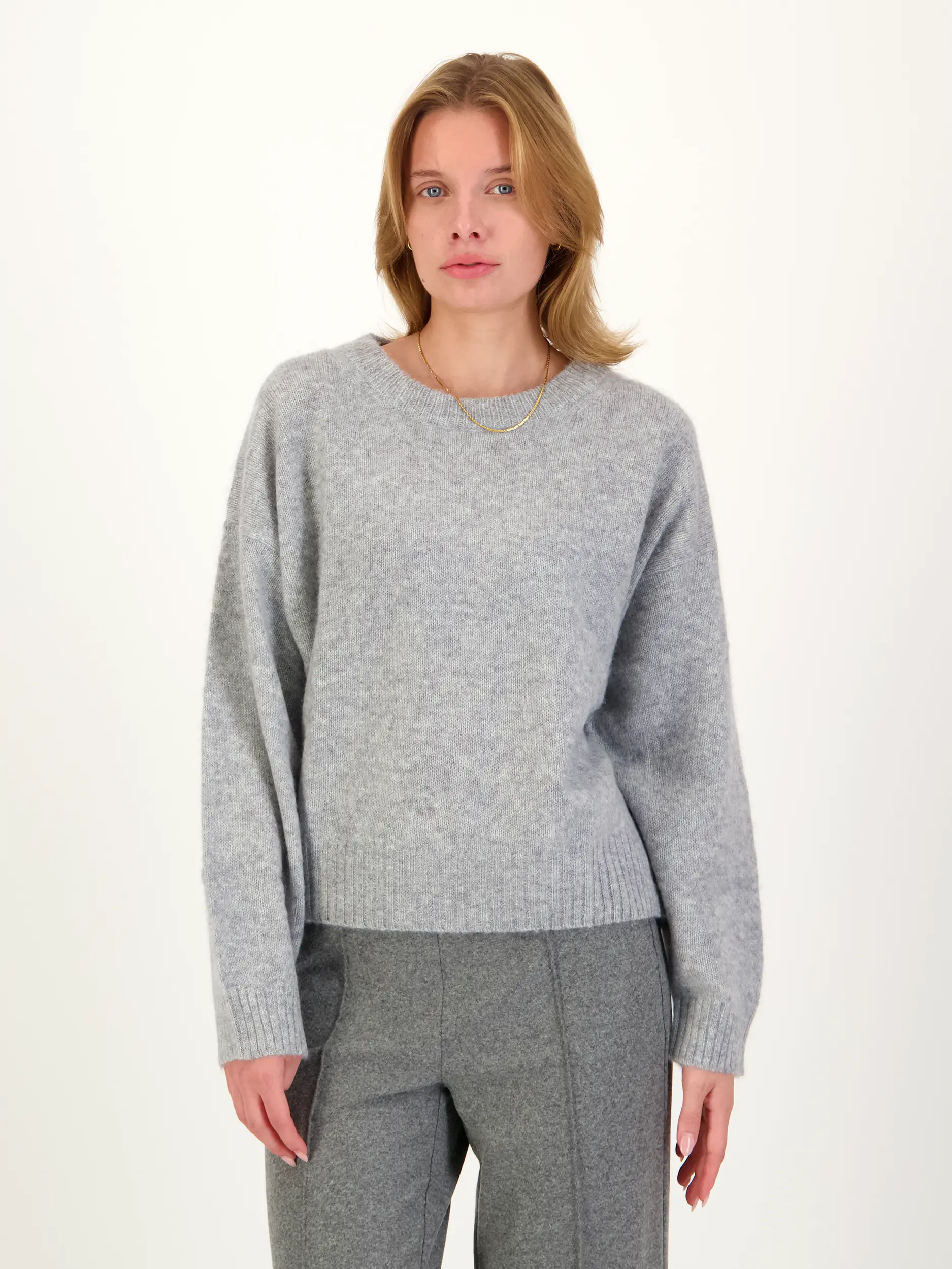 Pullover aus Kaschmir langarm - Artikel Vorderseite getragen von einem Modell - Farbe: Grau