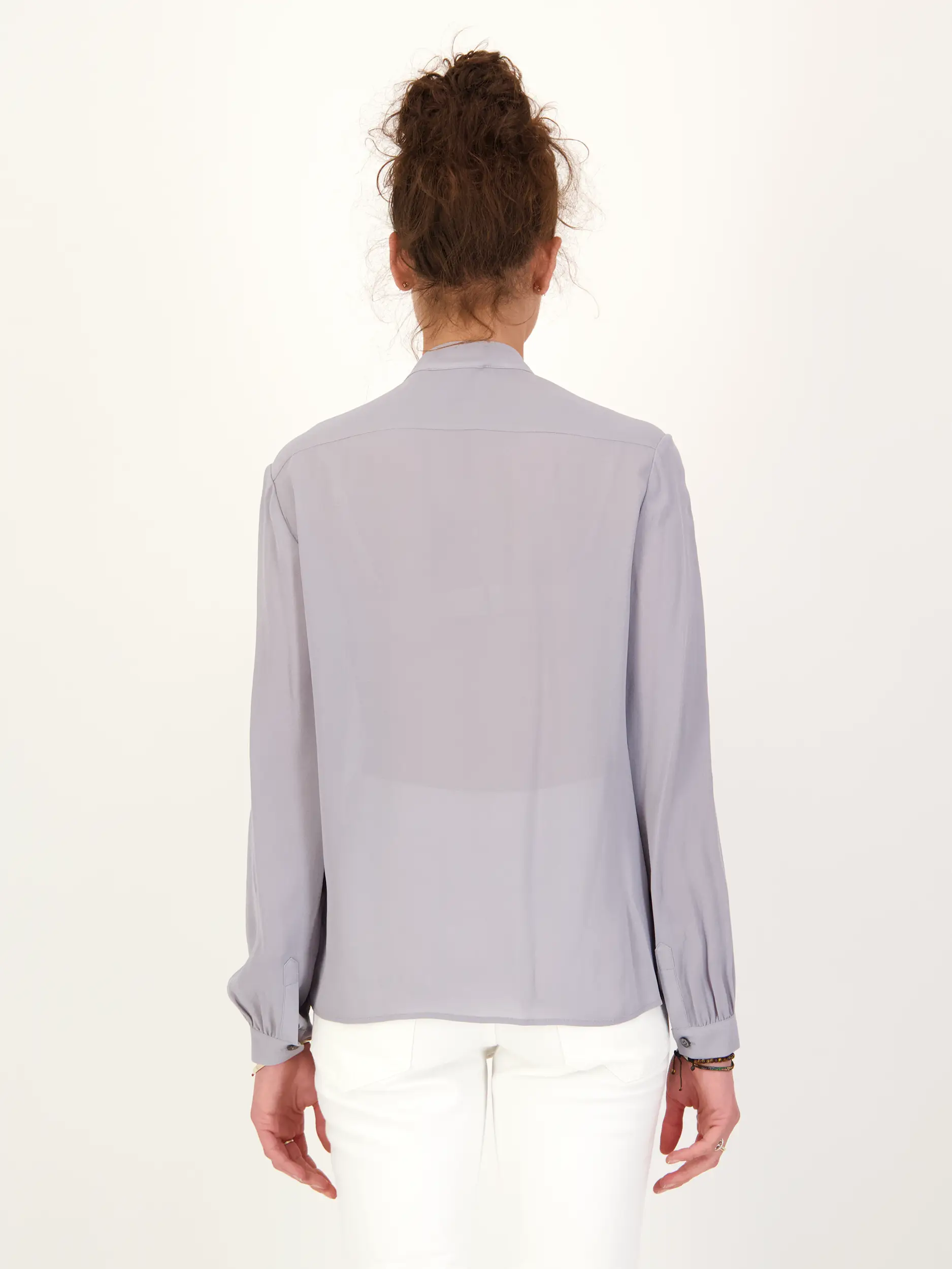 Schluppenbluse langarm - Artikel Rückseite getragen von einem Modell - Farbe: Grau